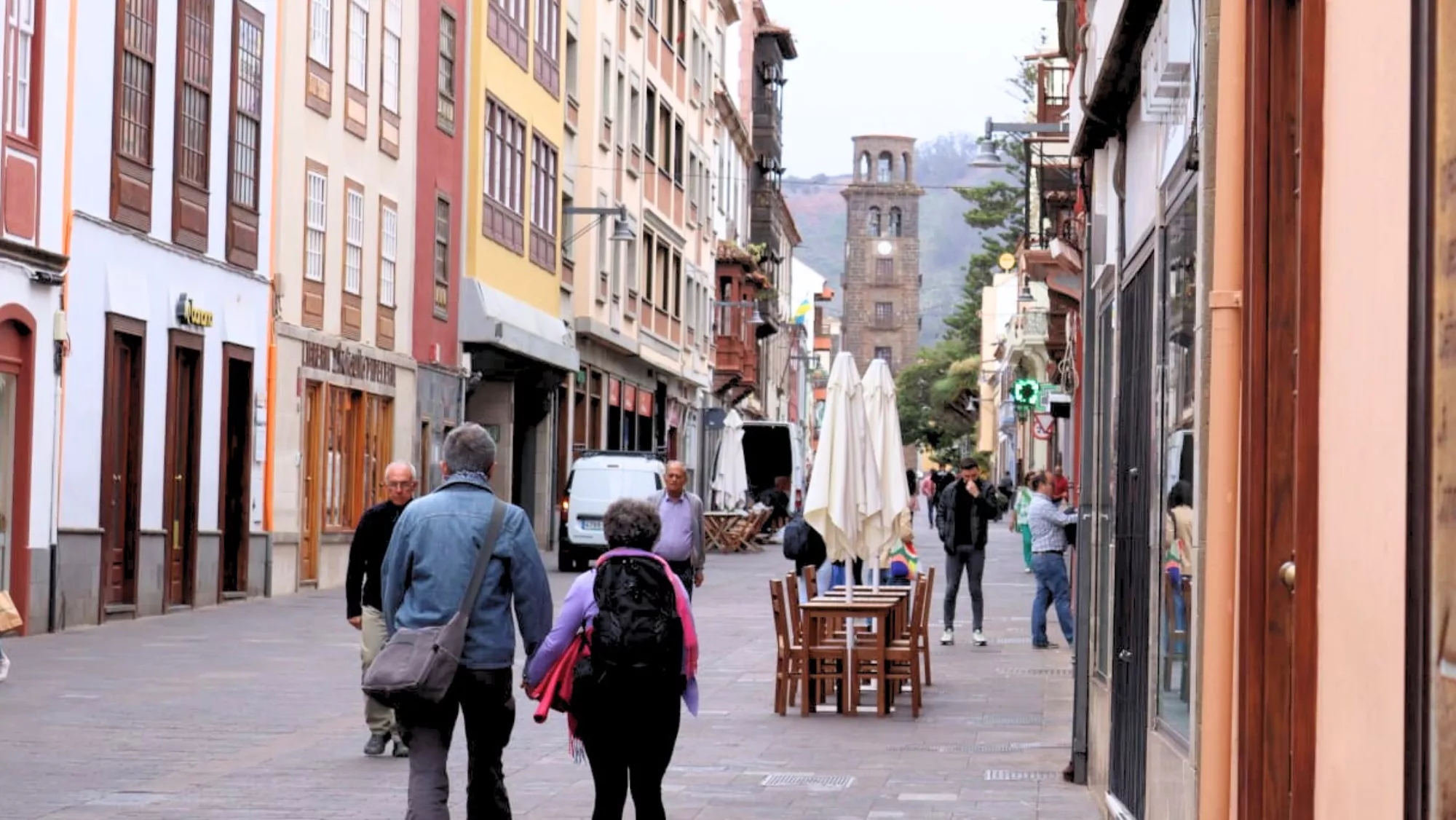 Grupo de personas en una zona comercial en La Laguna. / AINOHA CRUZ