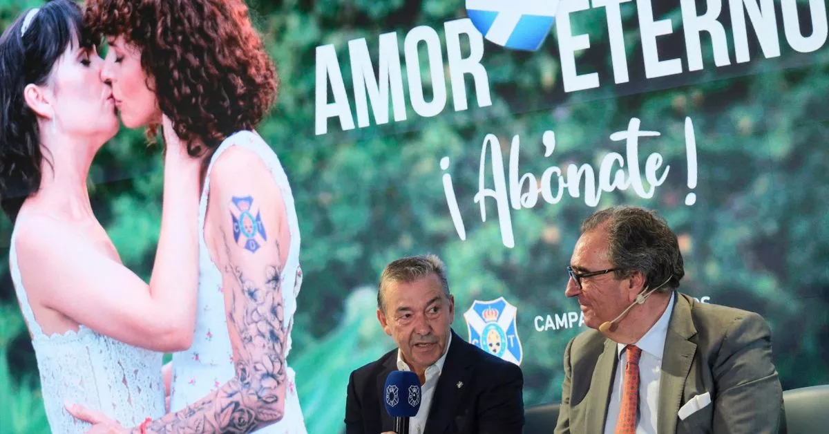 El presidente Paulino Rivero y el director general del CD Tenerife, Santiago Pozas, frente al cartel de la nueva campaña de abonados./ EFE.