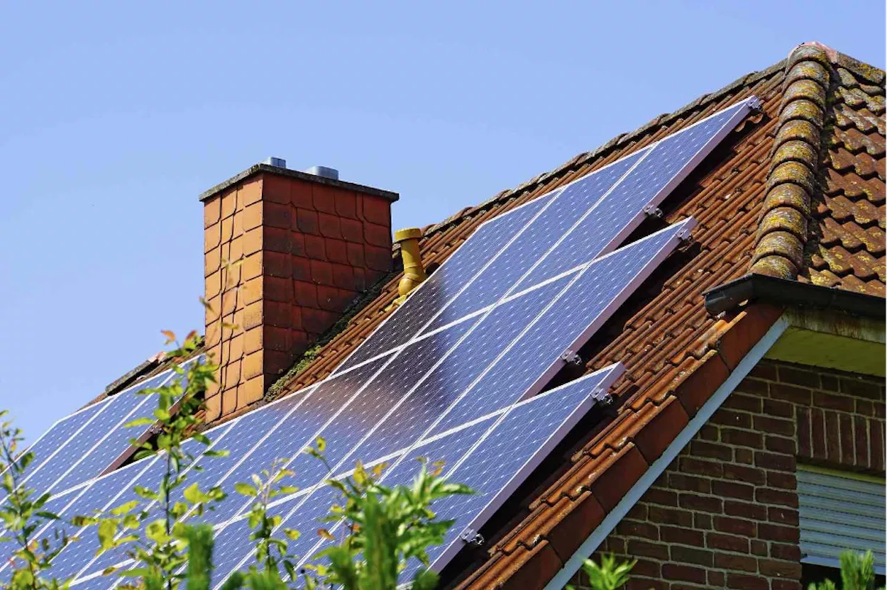 Kit solar en un tejado de una vivienda unifamiliar