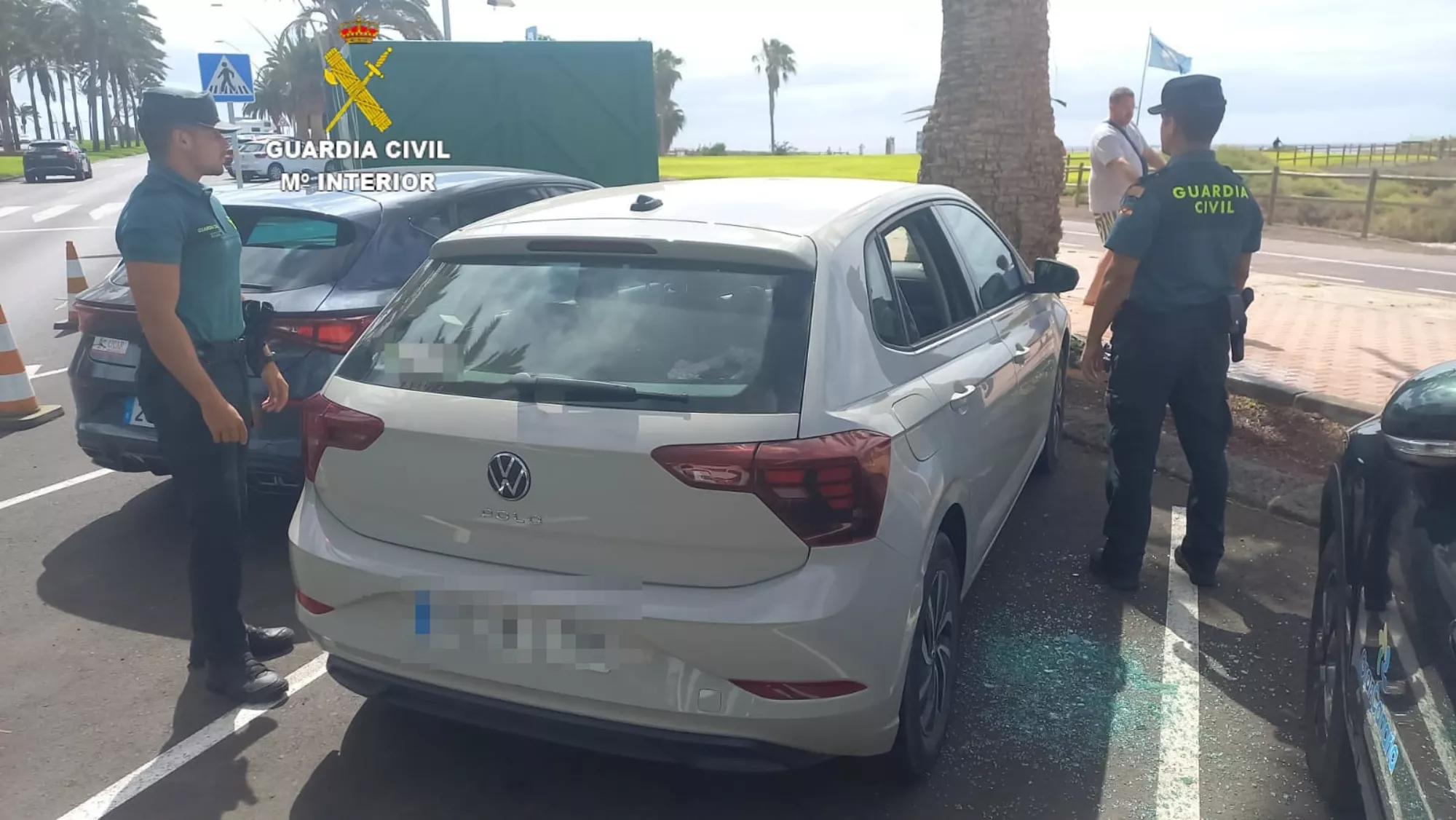Foto de los agentes junto al coche después de romper la ventanilla para socorrer al bebé / GUARDIA CIVIL