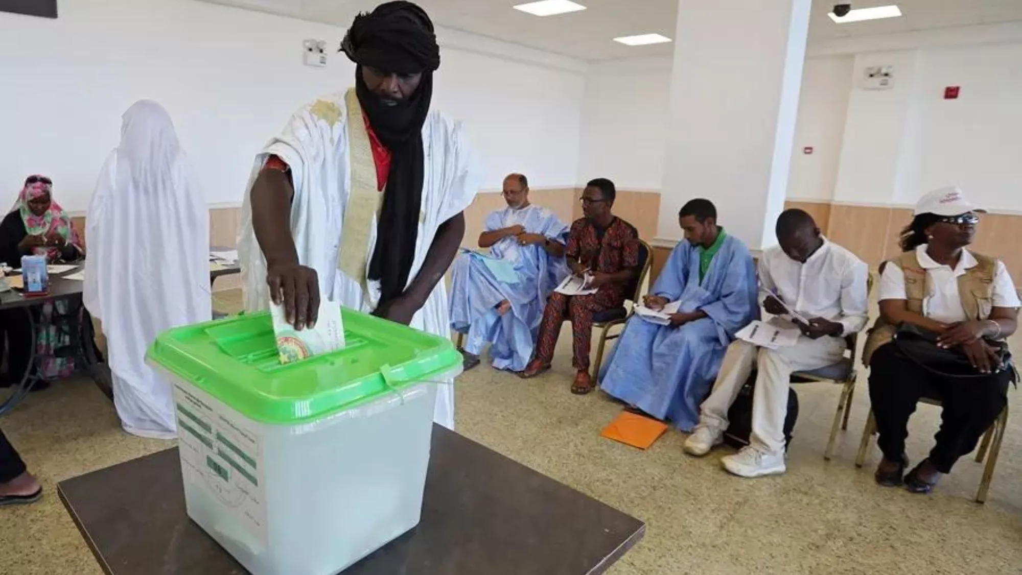 Un ciudadano de Mauritania vota este sábado en las elecciones presidenciales del país./ EFE