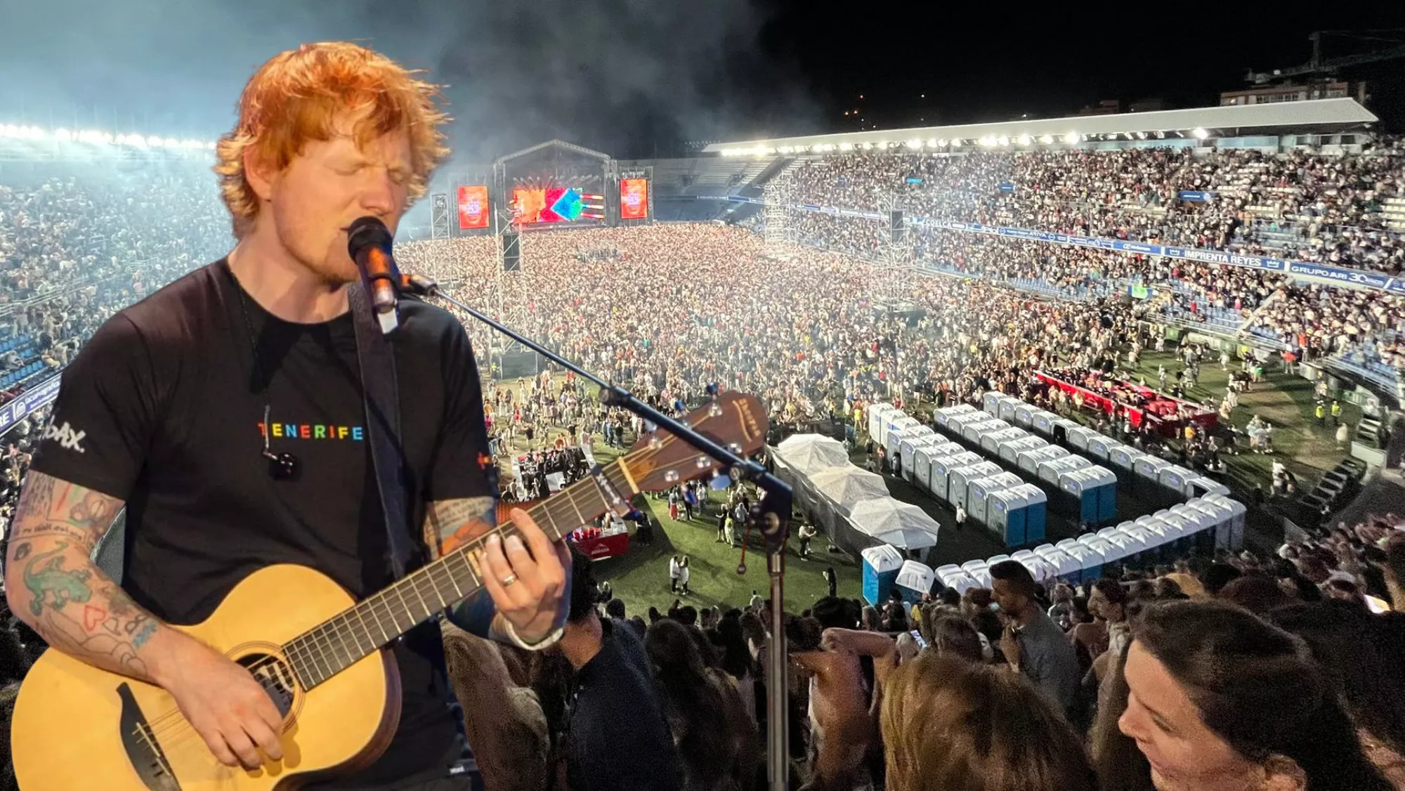 Ed Sheeran durante su concierto en Tenerife, con una panorámica del Heliodoro Rodríguez López abarrotado con 35.000 espectadores de fondo./ CONCIERTOS CANARIAS/AH