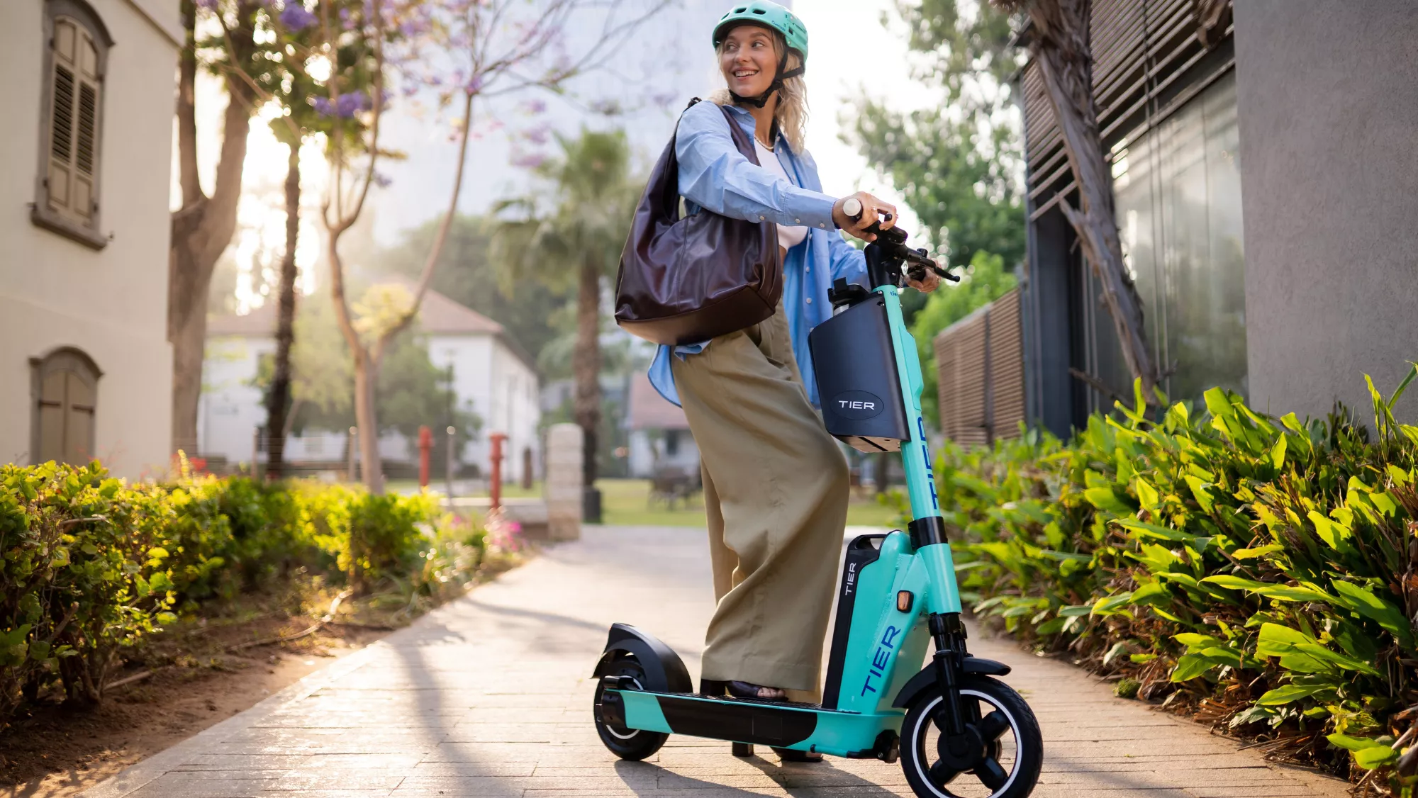 Una usuaria de los patinetes eléctricos Tier, una de las dos empresas que operan en Santa Cruz de Tenerife desde hace un mes./ CEDIDA