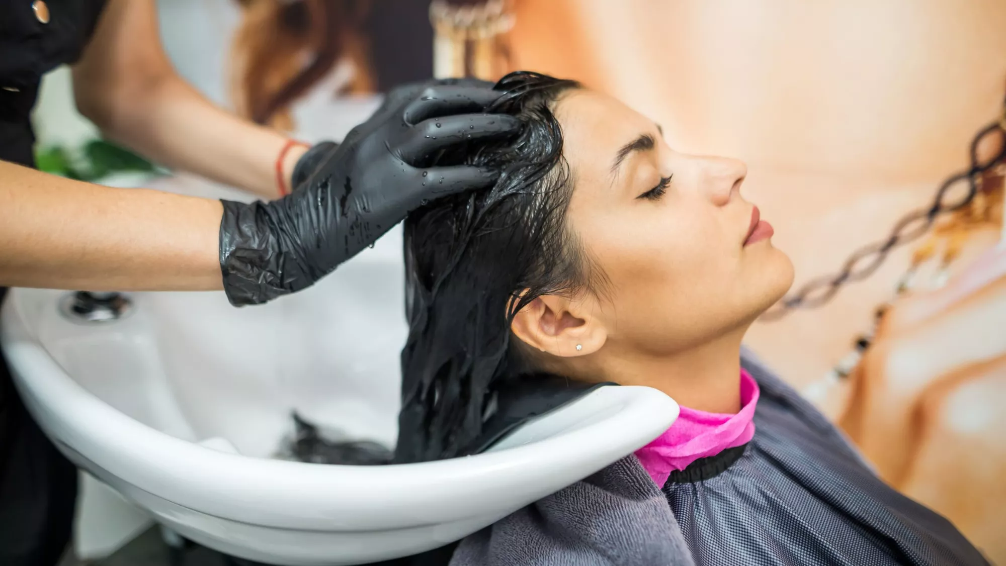 Una mujer en una peluquería./ ARCHIVO