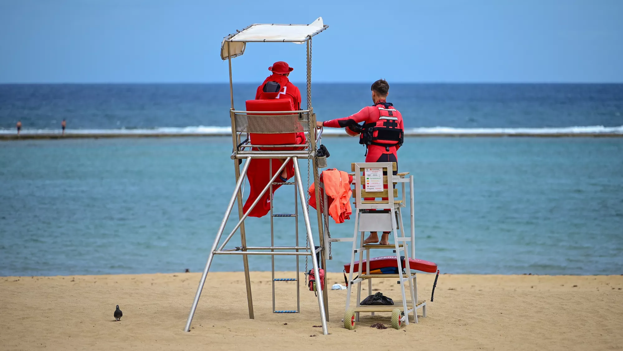 Cruz Roja en una playa de Las Palmas de Gran Canaria./ CEDIDA