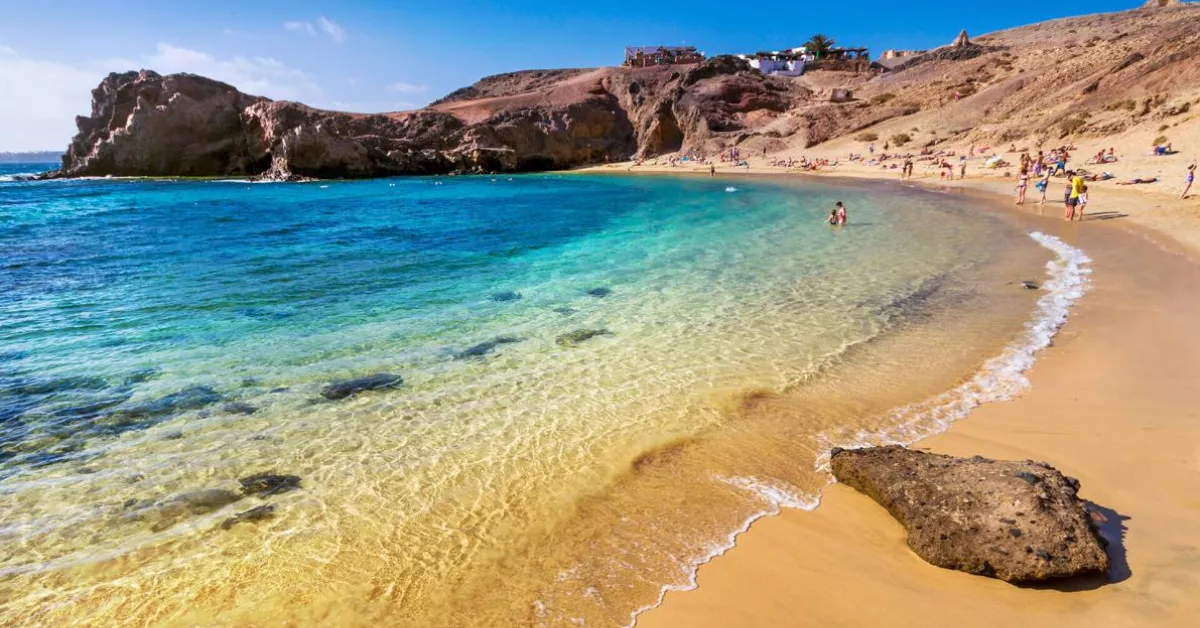 Playa de Papagayo, cerca  del camping / HOLA ISLAS CANARIAS