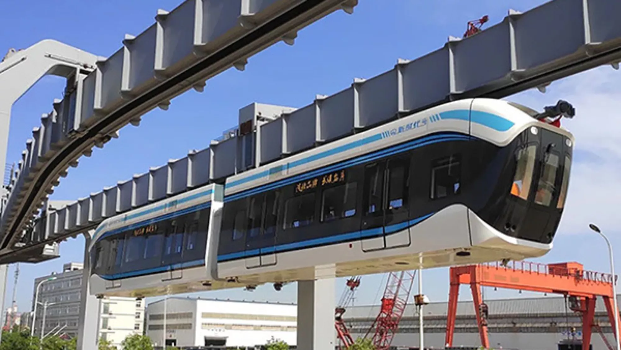 Un tren colgante en asia, similar al que se propone construir en Tenerife./ ARCHIVO