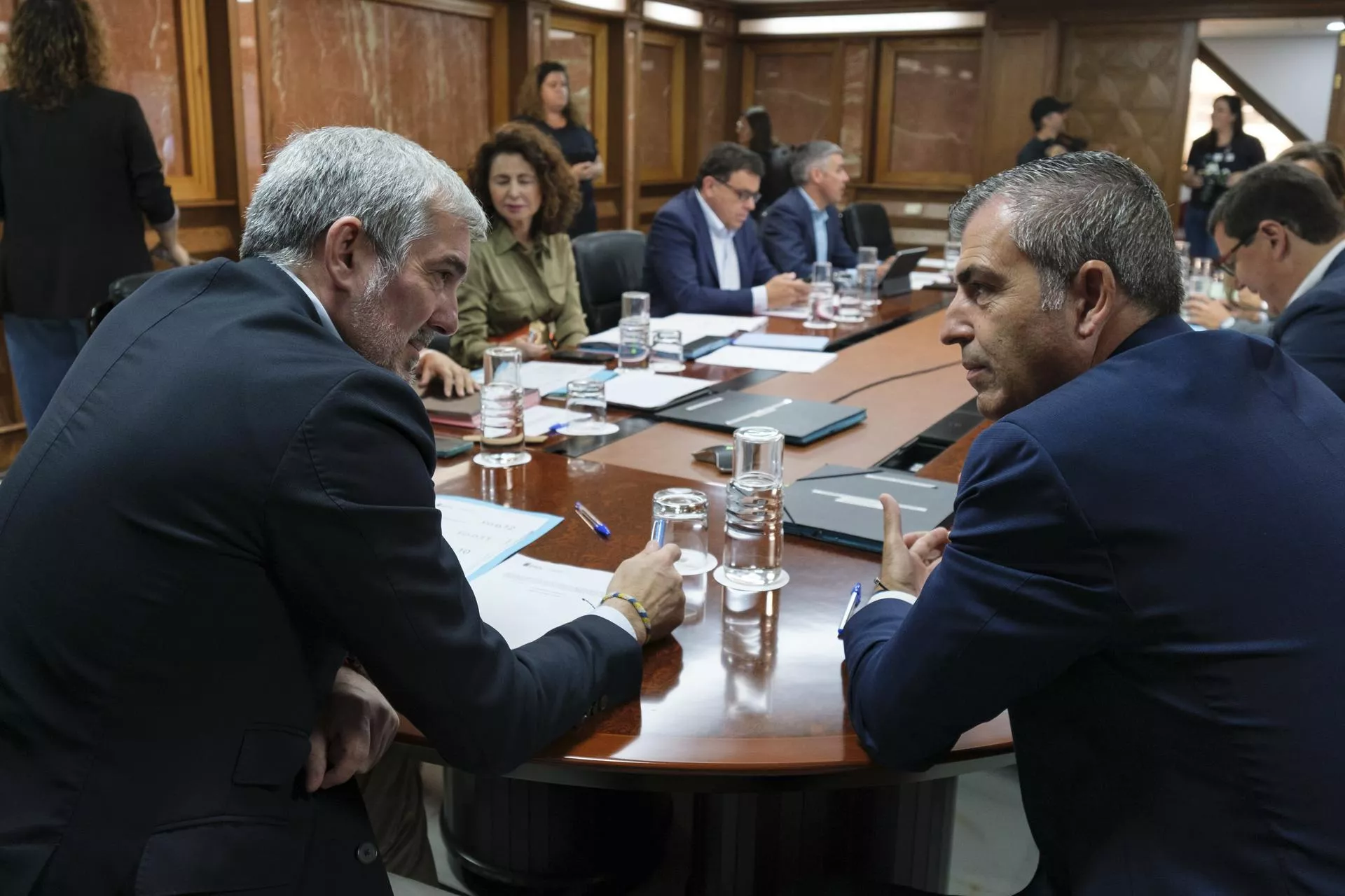 El presidente canario, Fernando Clavijo, dialoga con el vicepresidente, Manuel Domínguez, durante el Consejo de Gobierno celebrado este lunes. / ÁNGEL MEDINA G.-EFE