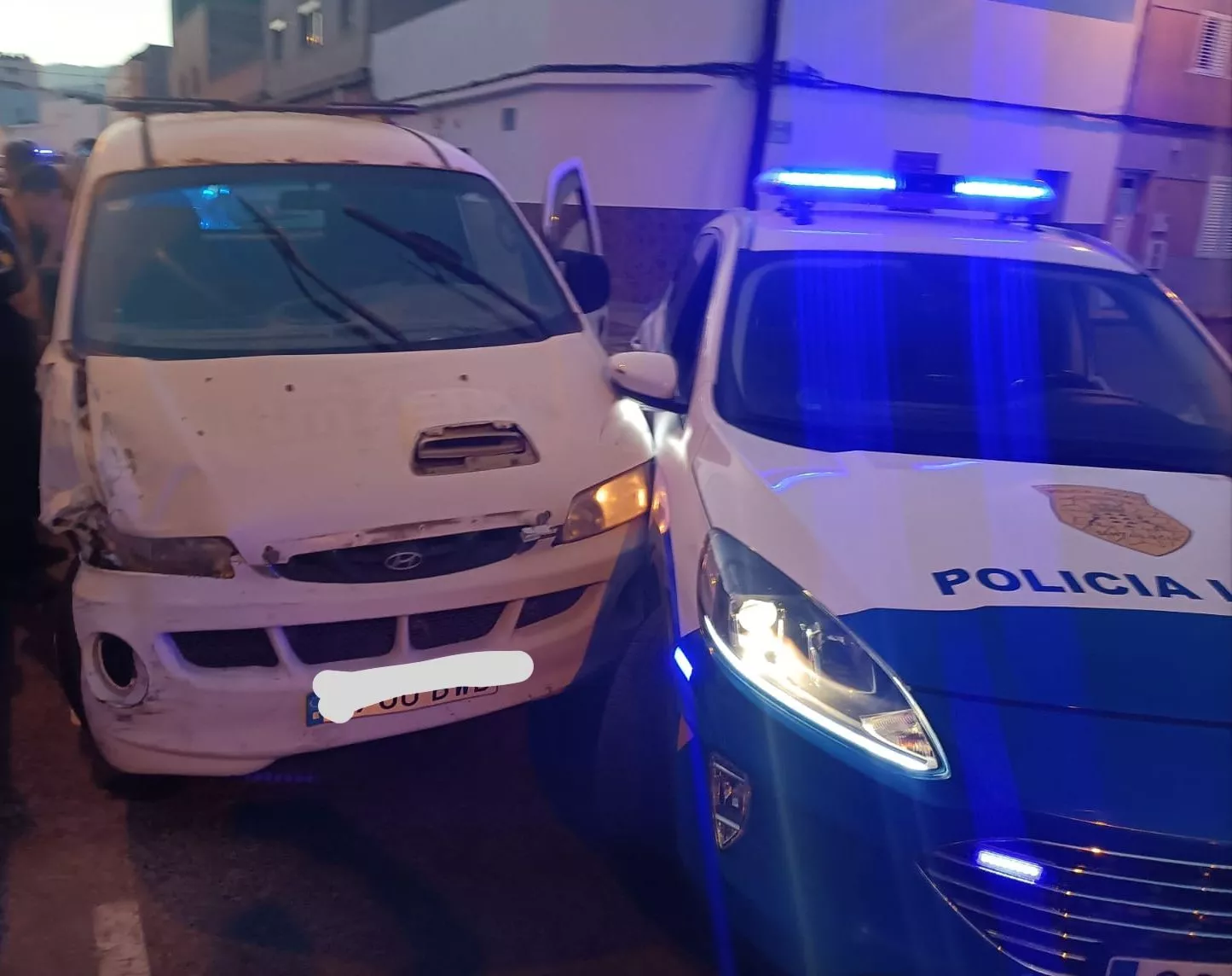 La furgoneta que provocó la persecución policial en Santa Lucía. / AH