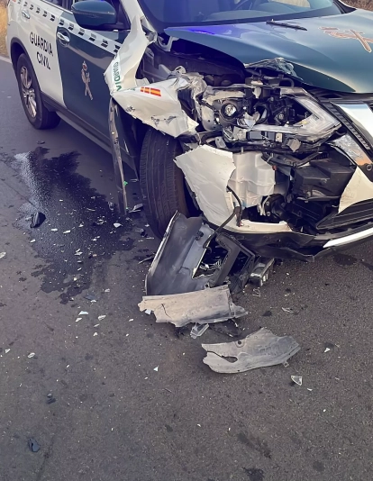 Estado en el que quedó el coche de la Guardia Civil. / AH Estado en el que quedó el coche de la Guardia Civil. / AH