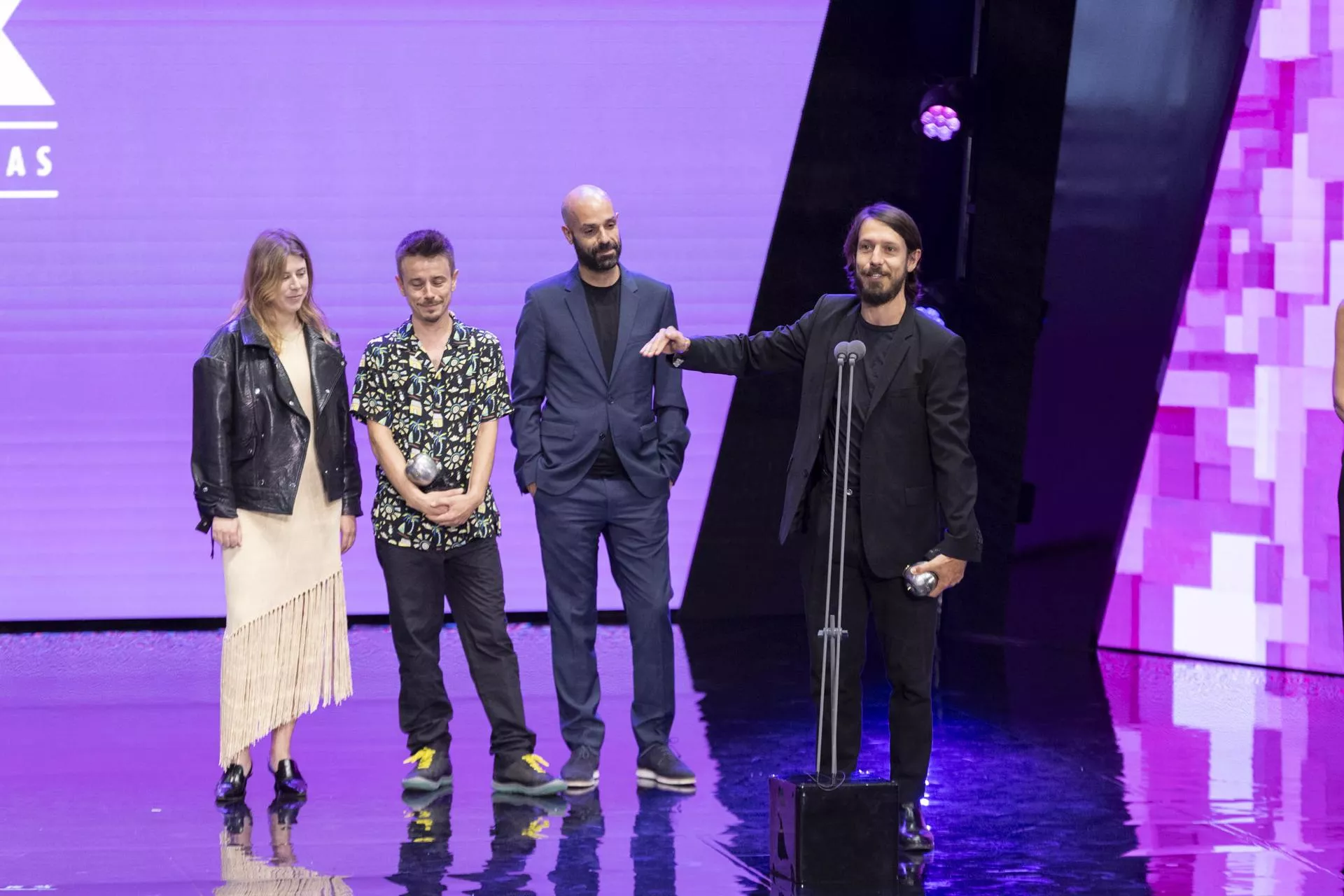 El equipo de 'Falsestuff. La muerte de las musas' recoge el Max a la mejor obra de 2024. / MIGUEL BARRETO-EFE