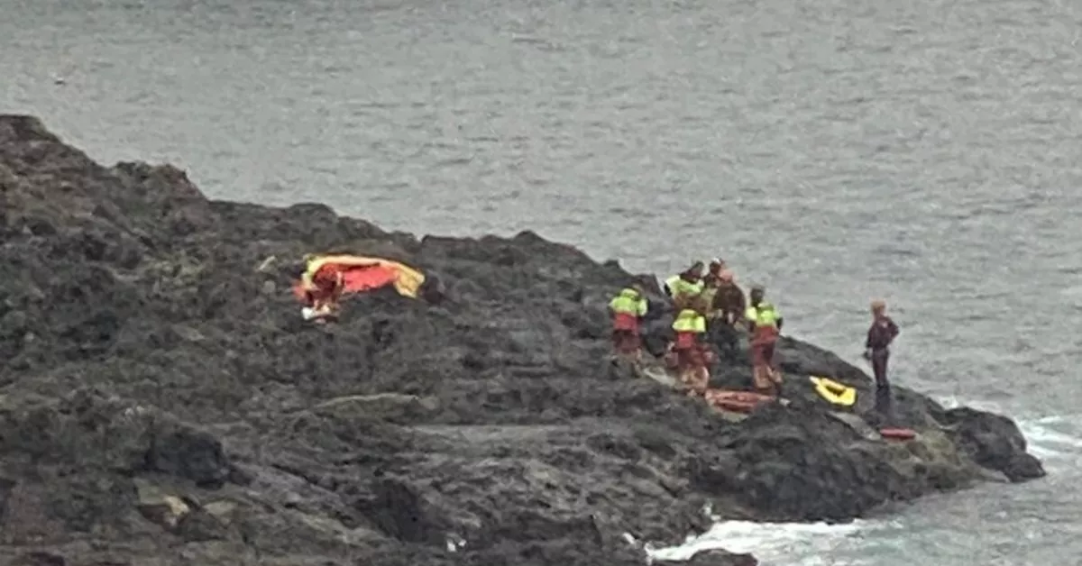 Bomberos rescatan el cuerpo de una mujer de 89 años que apareció flotando muerta en la playa de El Confital, en Las Palmas de Gran Canaria./ BOMBEROS