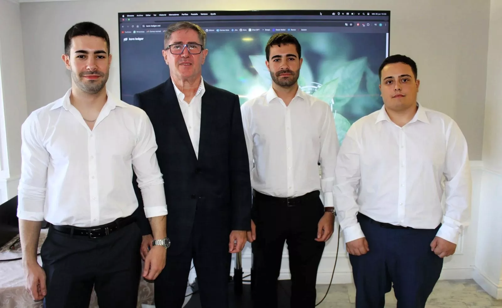 El director de Kore Ledger, Antonio Estévez, junto a los jóvenes ingenieros Joseph Gabino Rodríguez y los hermanos Alejandro y Sergio Lugo Fumero./ CEDIDA