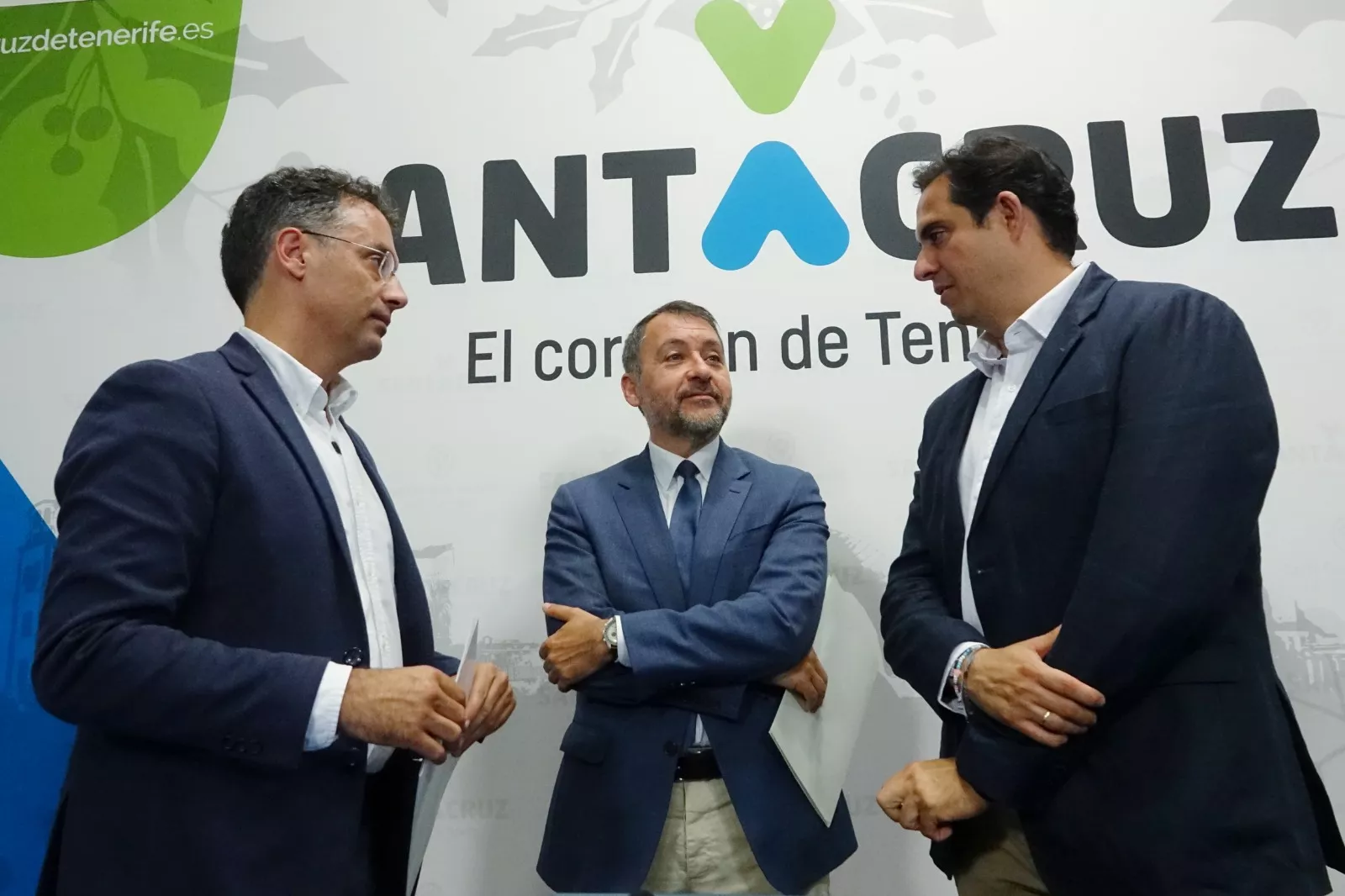 El concejal de Servicios Públicos, Carlos Tarife, el alcalde de Santa Cruz, José Manuel Bermúdez, y el director de servicio de Servicos Públicos, Juan Fernando Cano / CEDIDA