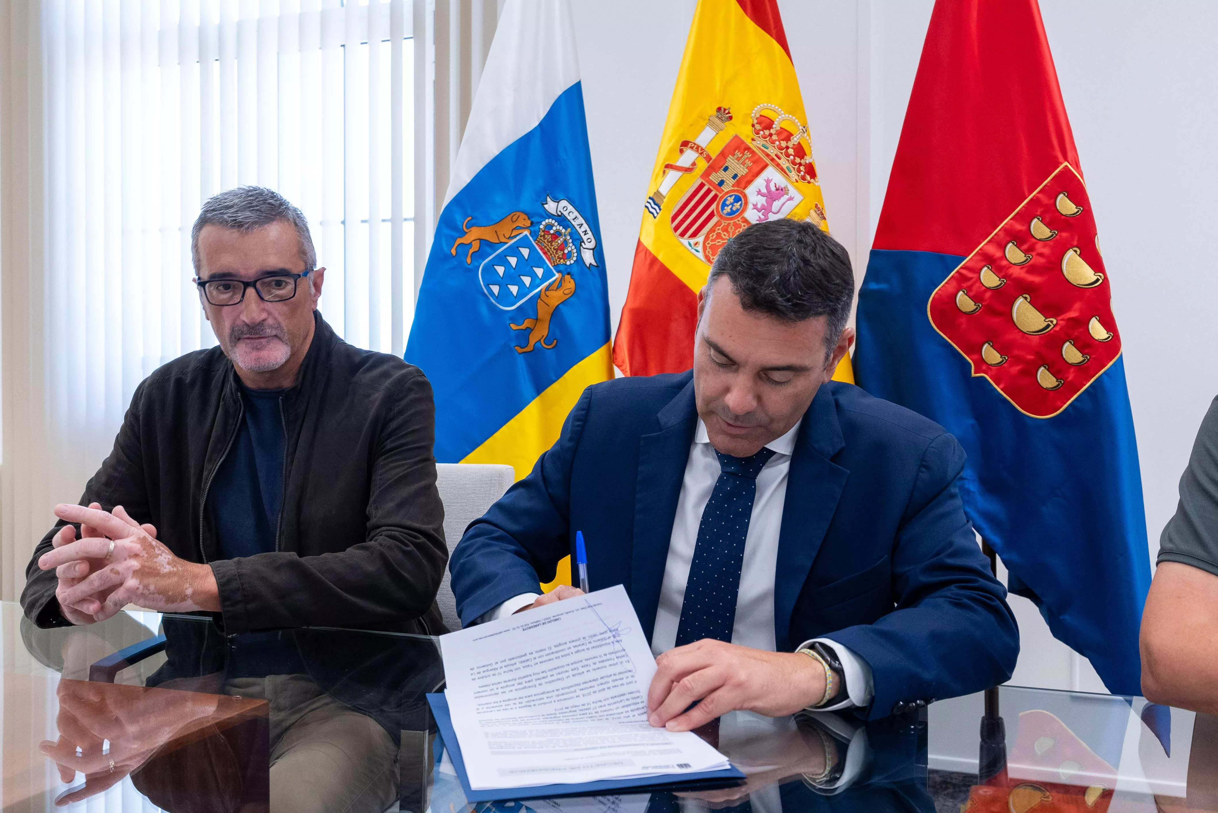 Oswaldo Betancrot, presidente del Cabildo de Lanzarote, firma la declaración de emergencia social ante la situación de los menores migrantes. / AH