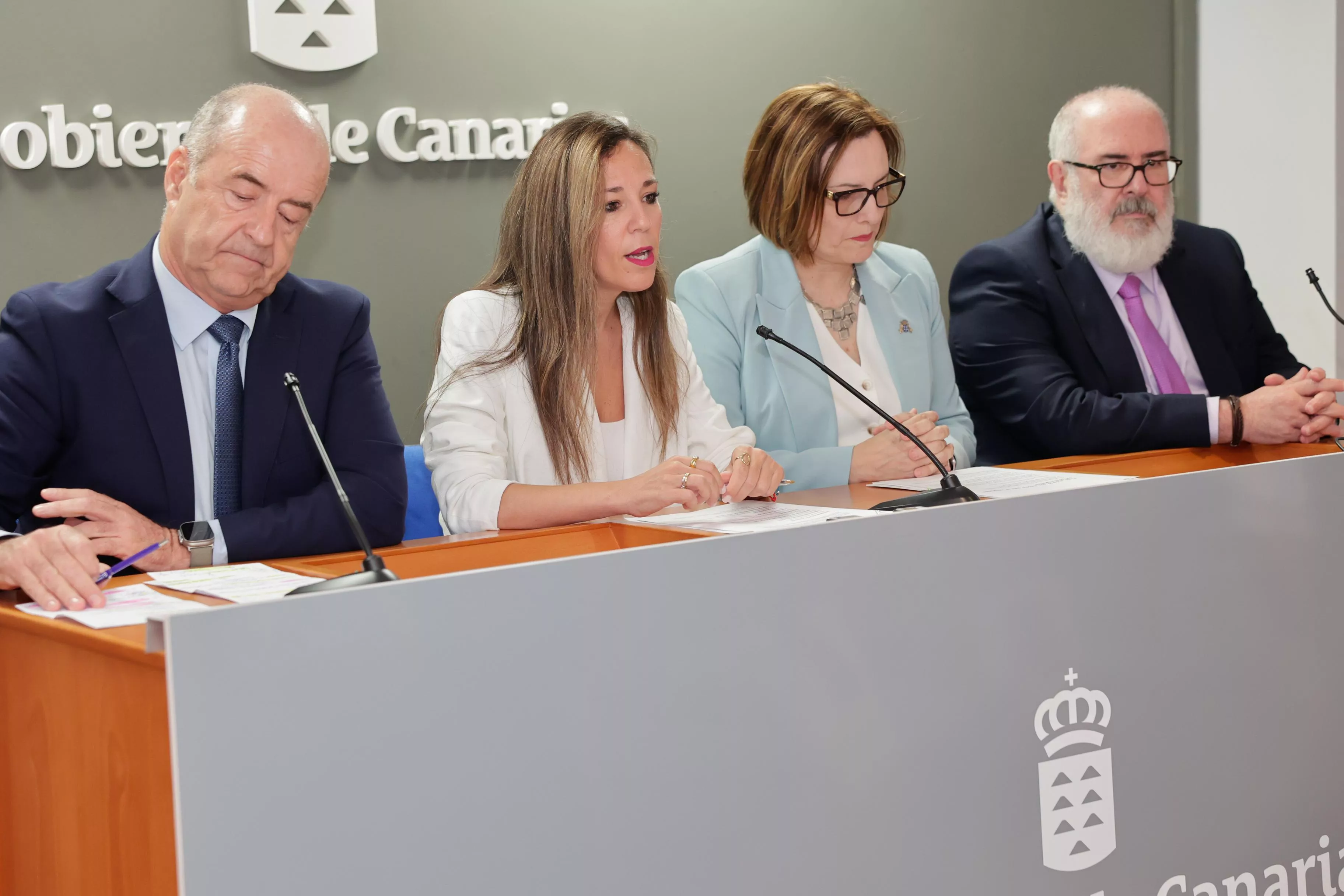 Pedro Ortega, a la izquierda, y Pedro Alfonso, a la derecha, junto a las consejeras de Empleo y Bienestar Social, Jessica de León y Candelaria Delgado, en la firma del convenio entre las patronales y el Gobierno de Canarias para la formación de migrantes. / AH