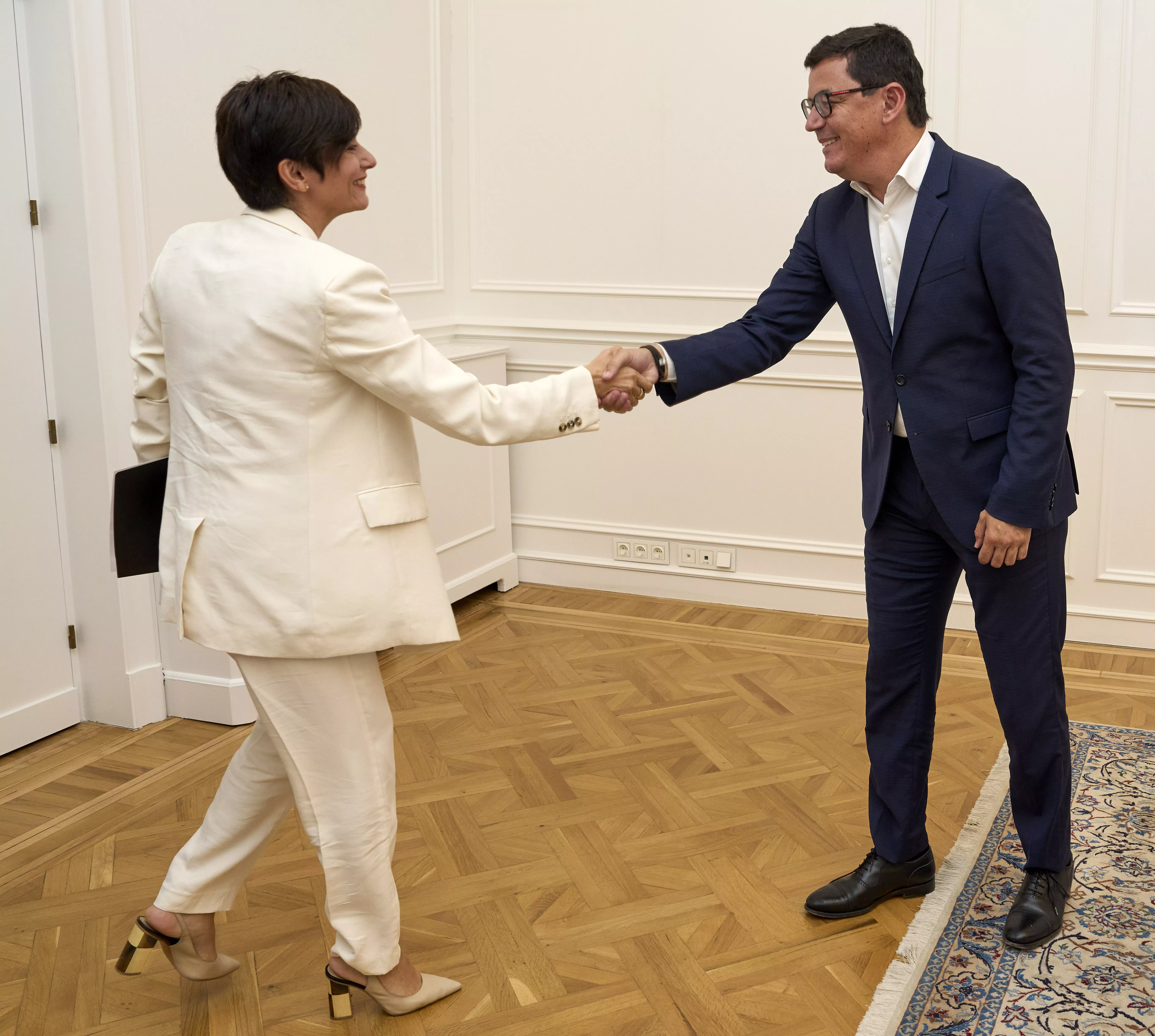 Saludo entre Isabel Rodríguez y Pablo Rodríguez. / AH