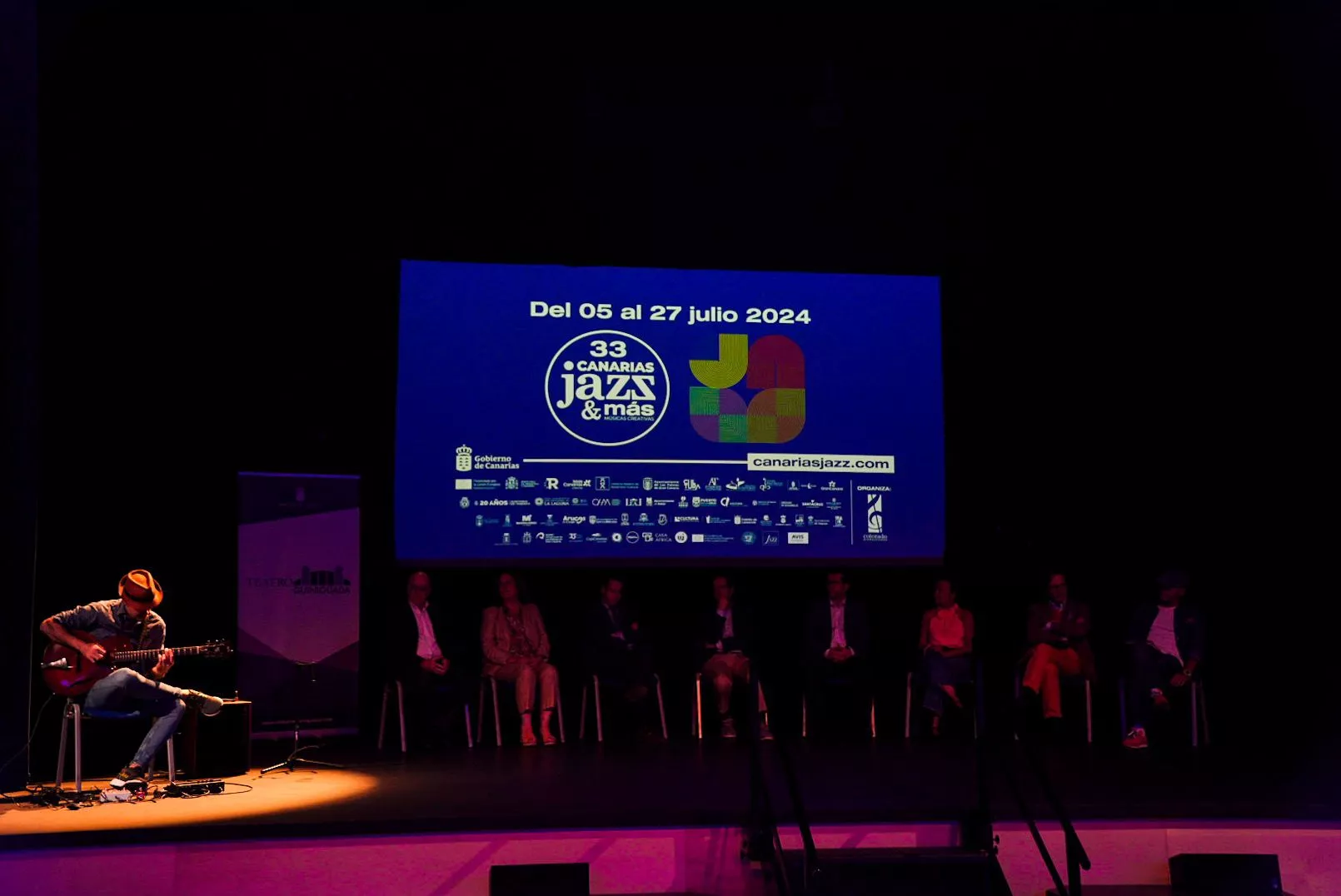Yul Ballesteros toca la guitarra durante la presentación del 33º Festival Internacional Canarias Jazz & Más Músicas Creativas en el Teatro Guiniguada. / AH