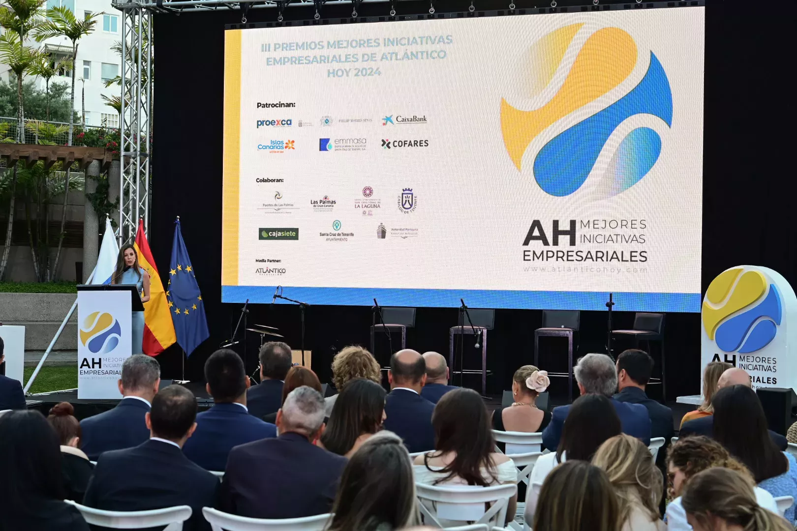 La consejera de Turismo y Empleo del Gobierno de Canarias, Jessica de León, frente a los asistentes durante su discurso de bienvenida. / TONY HERNÁNDEZ-ATLÁNTICOHOY