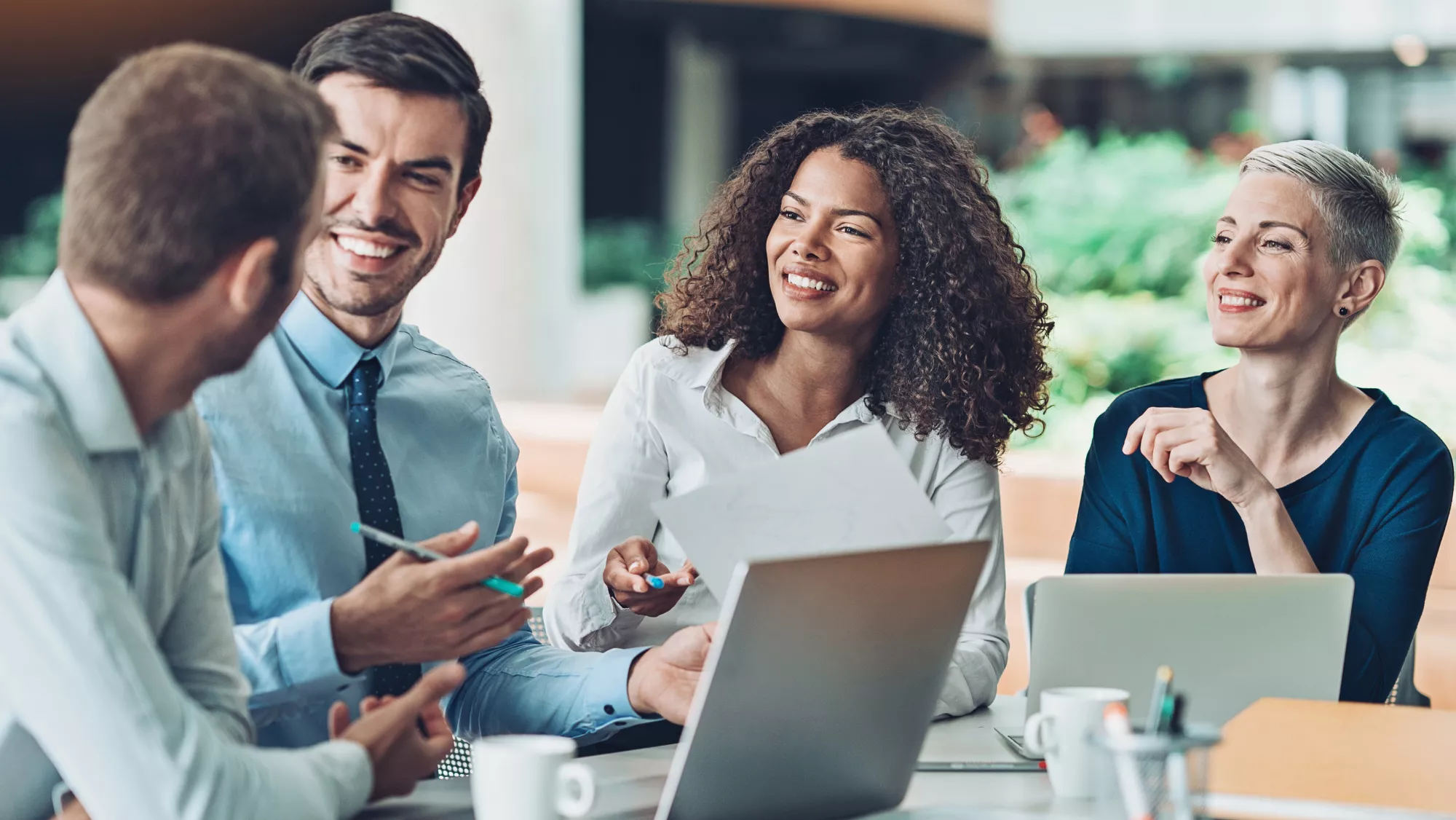 Un grupo de personas habla de negocios / AH