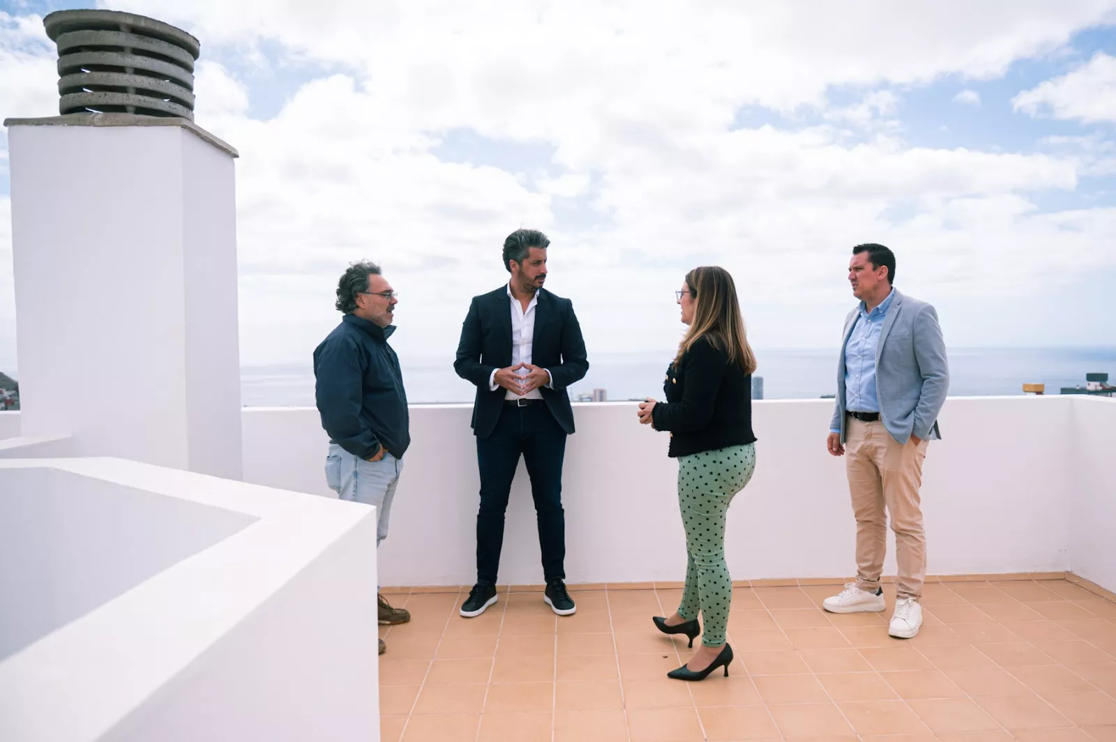 El alcalde de La Laguna, Luis Yeray Gutiérrez (segundo por la izquierda), dialoga con varios técnicos municipales en presencia del concejal de Urbanismo, Adolfo Cordobés (primero por la derecha). / AH