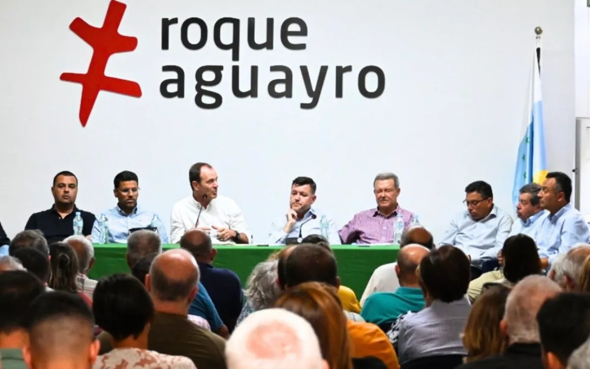 En el centro, Óscar Hernández (alcalde de Agüimes), Teodoro Sosa (alcalde de Gáldar) y Marino Alduán (director general de presidencia del Cabildo), en la reunión con militantes de NC en la sede Roque Aguayro. / AH