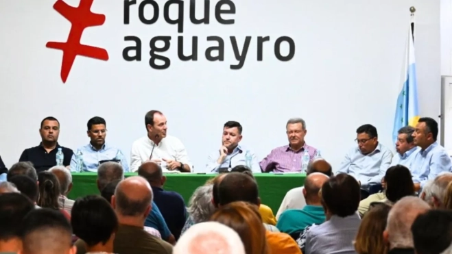 En el centro, Óscar Hernández (alcalde de Agüimes), Teodoro Sosa (alcalde de Gáldar) y Marino Alduán (director general de presidencia del Cabildo), en la reunión con militantes de NC en la sede Roque Aguayro. / AH En el centro, Óscar Hernández (alcalde de Agüimes), Teodoro Sosa (alcalde de Gáldar) y Marino Alduán (director general de presidencia del Cabildo), en la reunión con militantes de NC en la sede Roque Aguayro. / AH