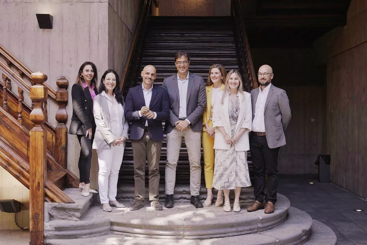 El viceconsejero de Presidencia y presidente de Proexca, Alfonso Cabello, tercero por la izquierda (con el consejero delegado de Preoxca, Pablo Martín Carbajal, a su izquierda) , posa con parte del equipo de la empresa pública. / AH 