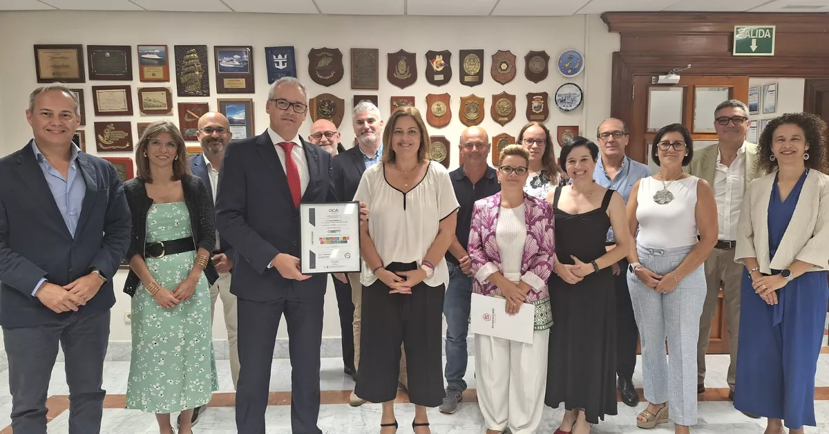 Foto de familia con la certificación de la empresa / APLP