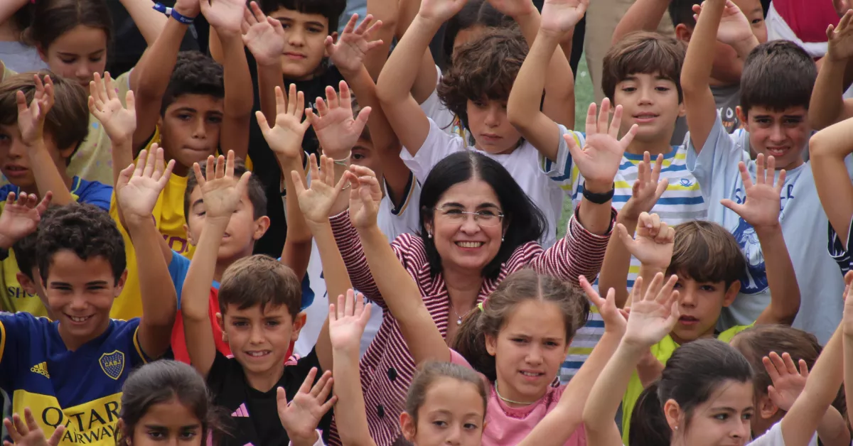 Imagen de Carolina Darias junto a los niños de uno de los campus deportivos de verano / AYUNTAMIENTO DE LAS PALMAS DE GRAN CANARIA
