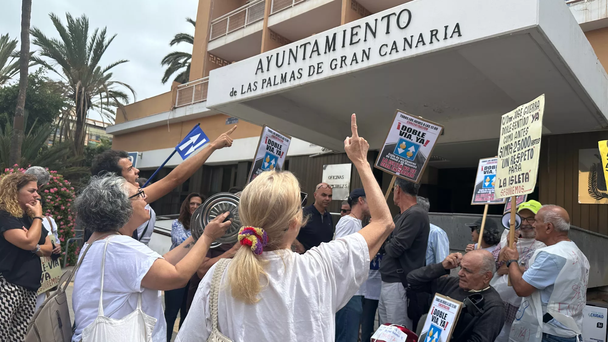Imagen de la concentración de vecinos de La Isleta / ATLÁNTICO HOY - MARCOS MORENO Imagen de la concentración de vecinos de La Isleta / ATLÁNTICO HOY - MARCOS MORENO