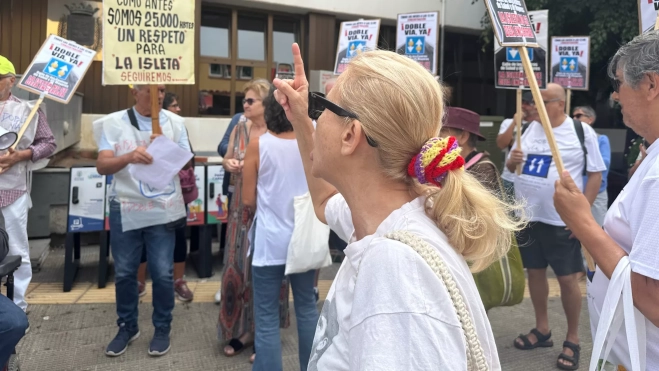 Imagen de la concentración de vecinos de La Isleta / ATLÁNTICO HOY - MARCOS MORENO (3)