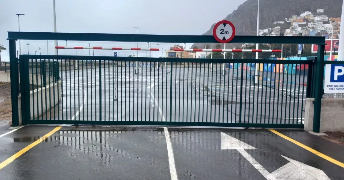 Gálibo instalado por el Ayuntamiento de Santa Cruz de Tenerife en el aparcamiento de Las Teresitas. / @Carlostarife Gálibo instalado por el Ayuntamiento de Santa Cruz de Tenerife en el aparcamiento de Las Teresitas. / @Carlostarife