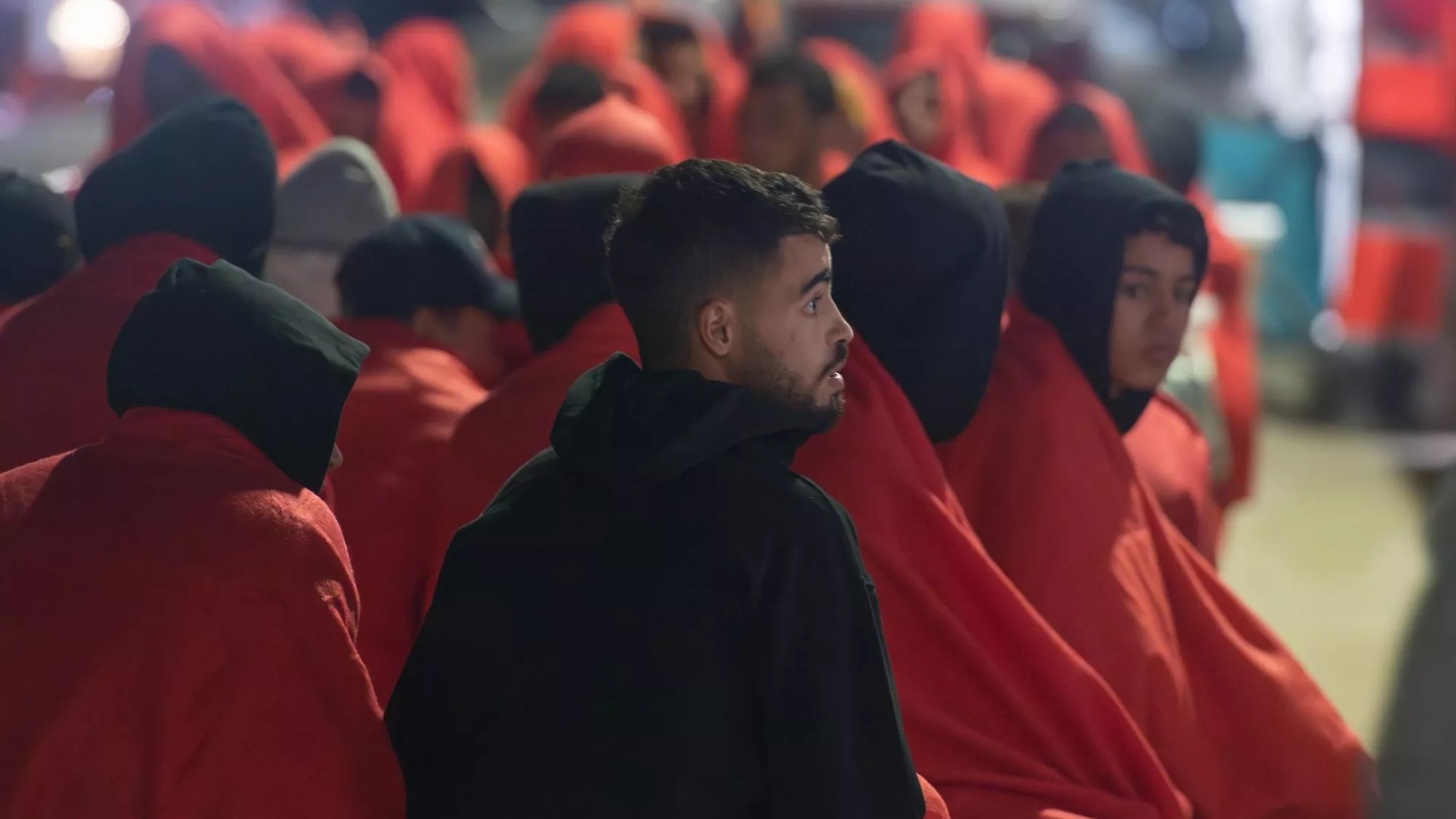  La Salvamar Ízar, de Salvamento Marítimo, ha rescatado este jueves una patera con unas 49 personas a bordo al este de Fuerteventura y ha trasladado a sus ocupantes al puerto de Gran Tarajal. EFE/Carlos de Saá