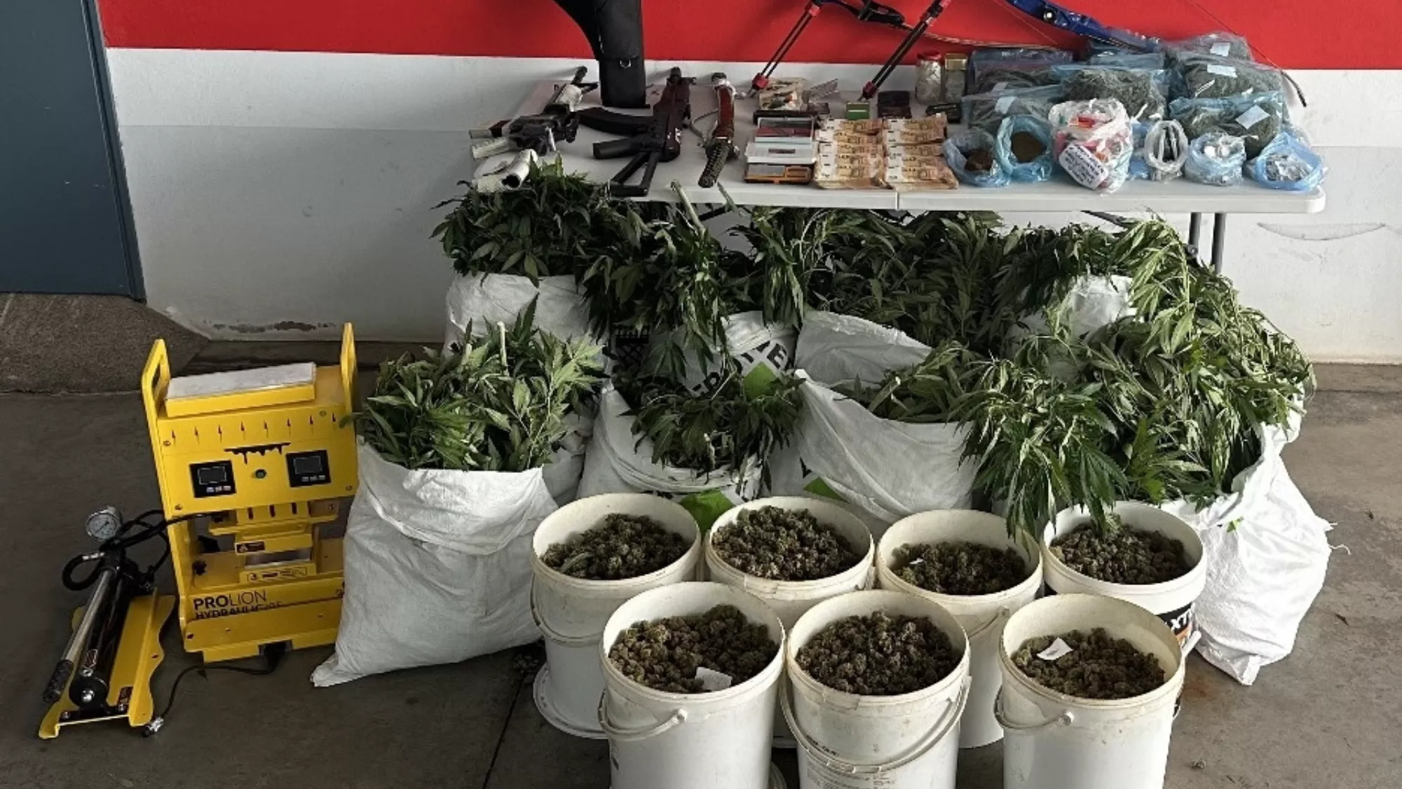 Material incautado en Telde, perteneciente a tres detenidos que traficaban con marihuana./ CNP