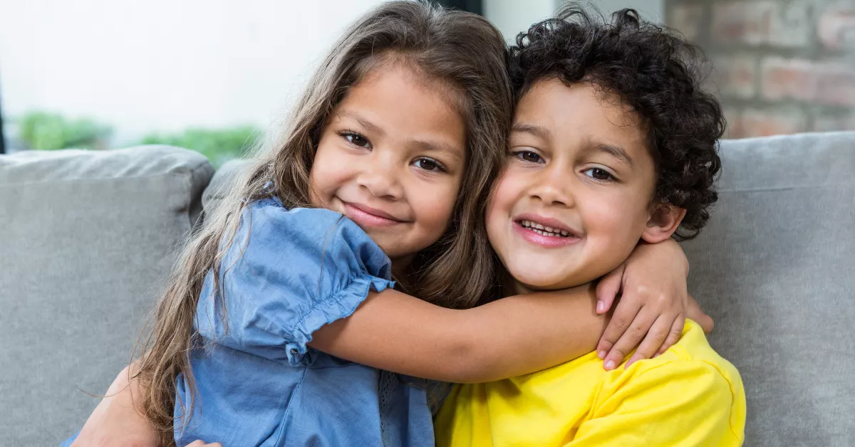 Imagen de un niño y una niña abrazados / AH