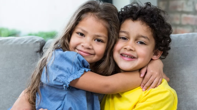 Imagen de un niño y una niña abrazados / AH