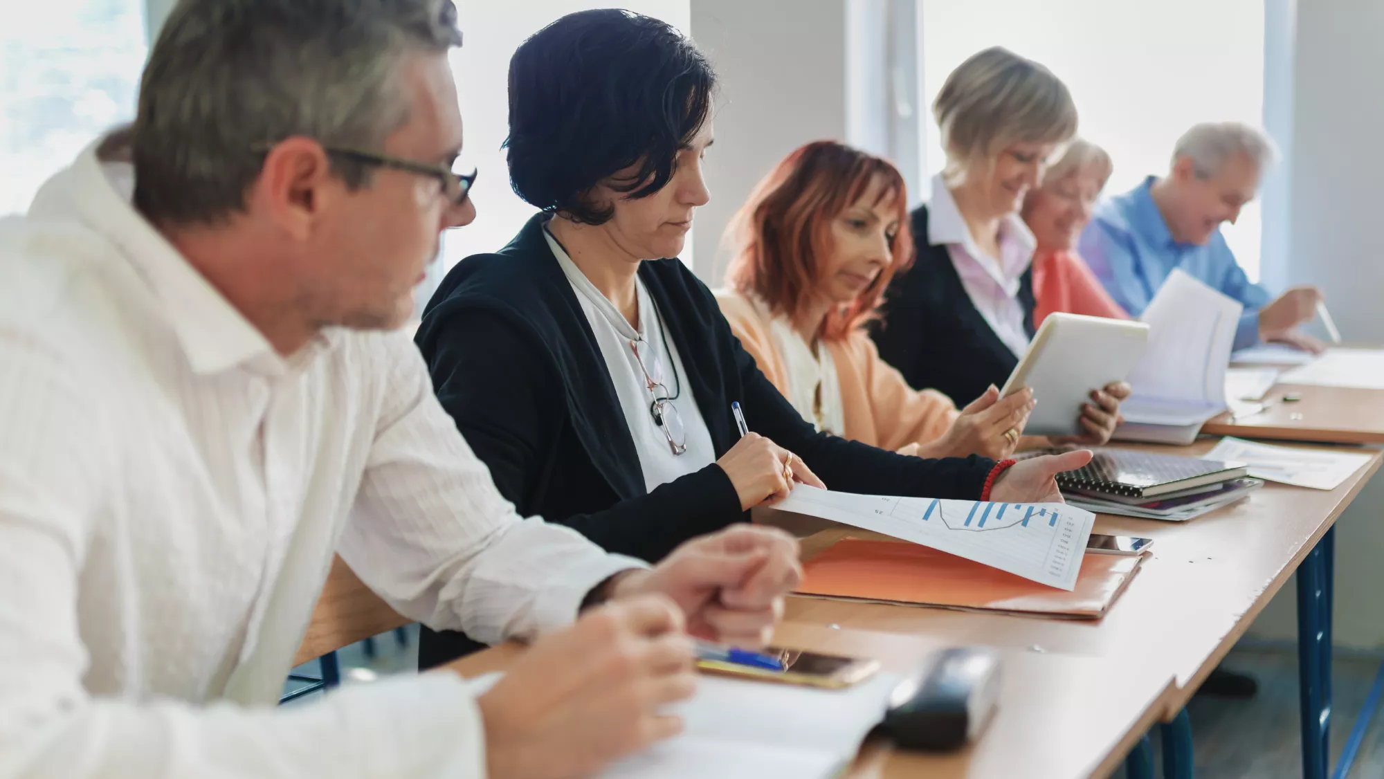 Personas adultas estudian para obtener el título de la ESO. / AH