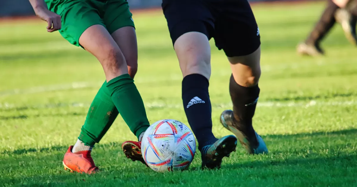 Imagen de dos personas jugando al fútbol y haciendo deporte / AH