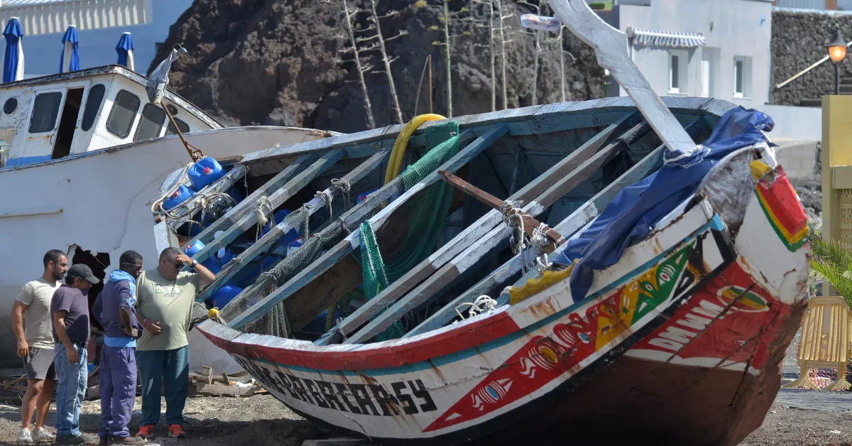 Imagen del cayuco donde encontraron el cadáver del migrante / EFE- Gelmert Finol