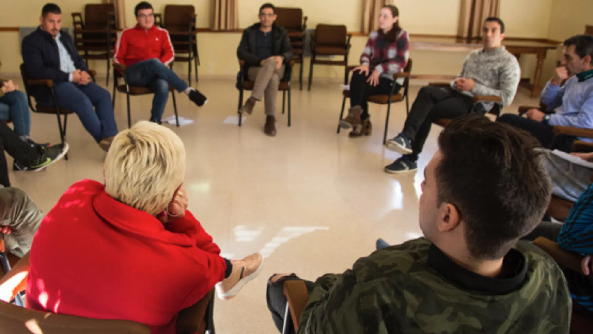 Una reunión de terapia de Proyecto Hombre./ PH