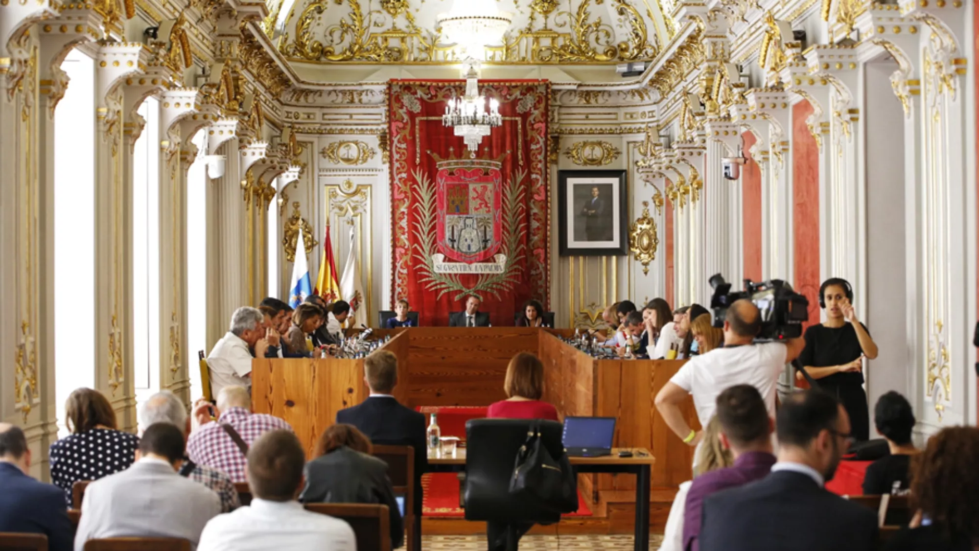 Pleno del Ayuntamiento de Las Palmas de Gran Canaria del anterior mandato, con Augusto Hidalgo de alcalde, contra cuyos altos cargos iba dirigida la querella. / AH
