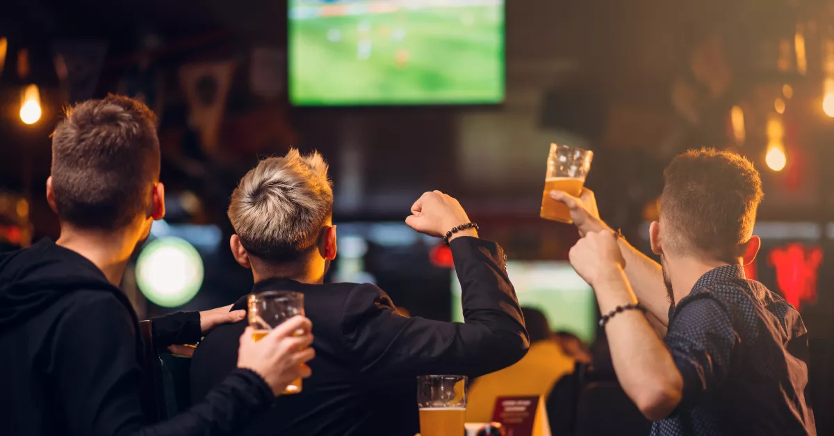 Un grupo de personas viendo la Eurocopa de fútbol / AH