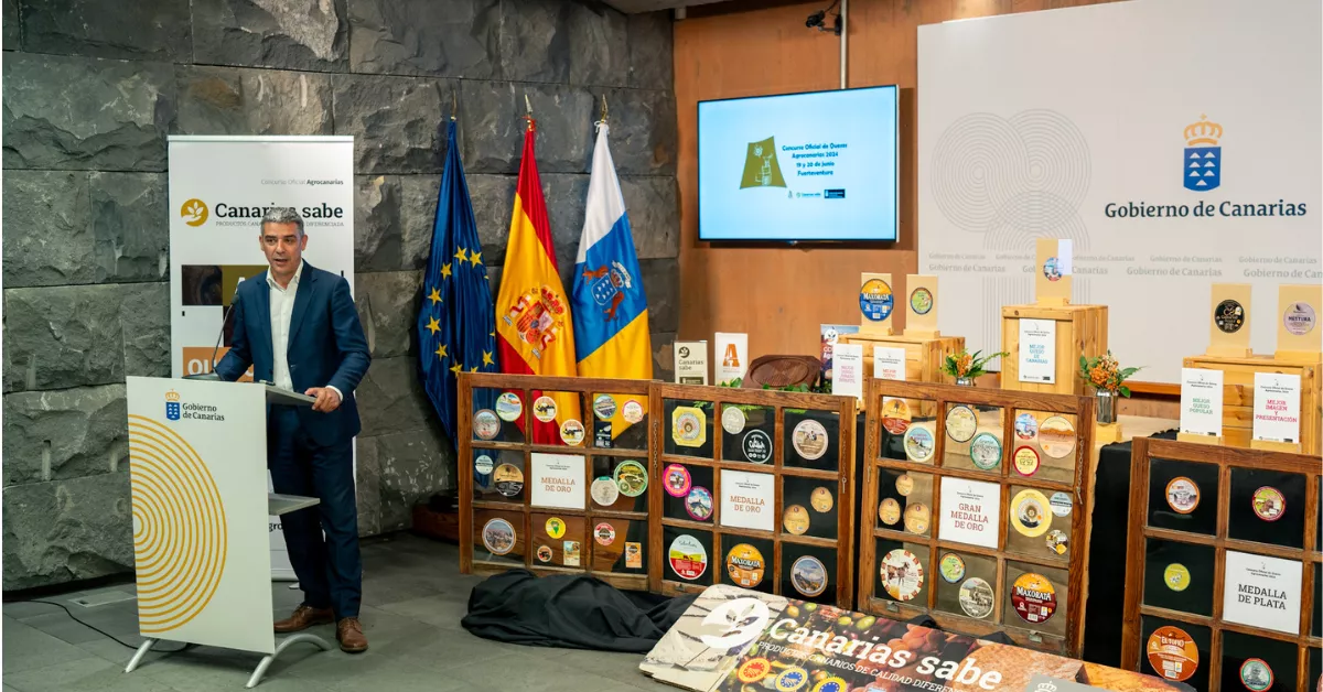 Imagen del consejero de Agricultura, Ganadería, Pesca y Soberanía alimentaria del Gobierno de Canarias, Narvay Quintero, junto a los quesos / GOBIERNO DE CANARIAS