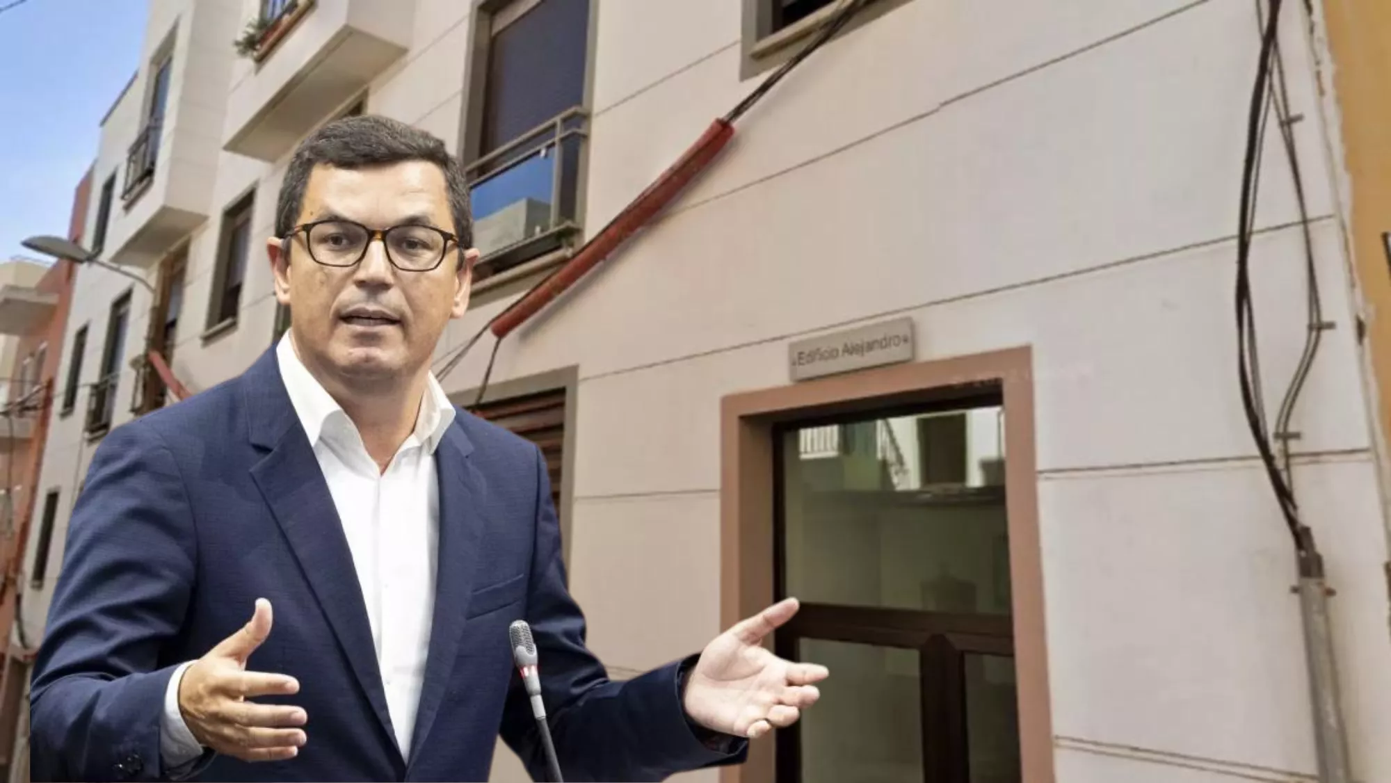 El consejero de Vivienda, Pablo Rodríguez, junto al edificio Alejandro. / MONTAJE AH