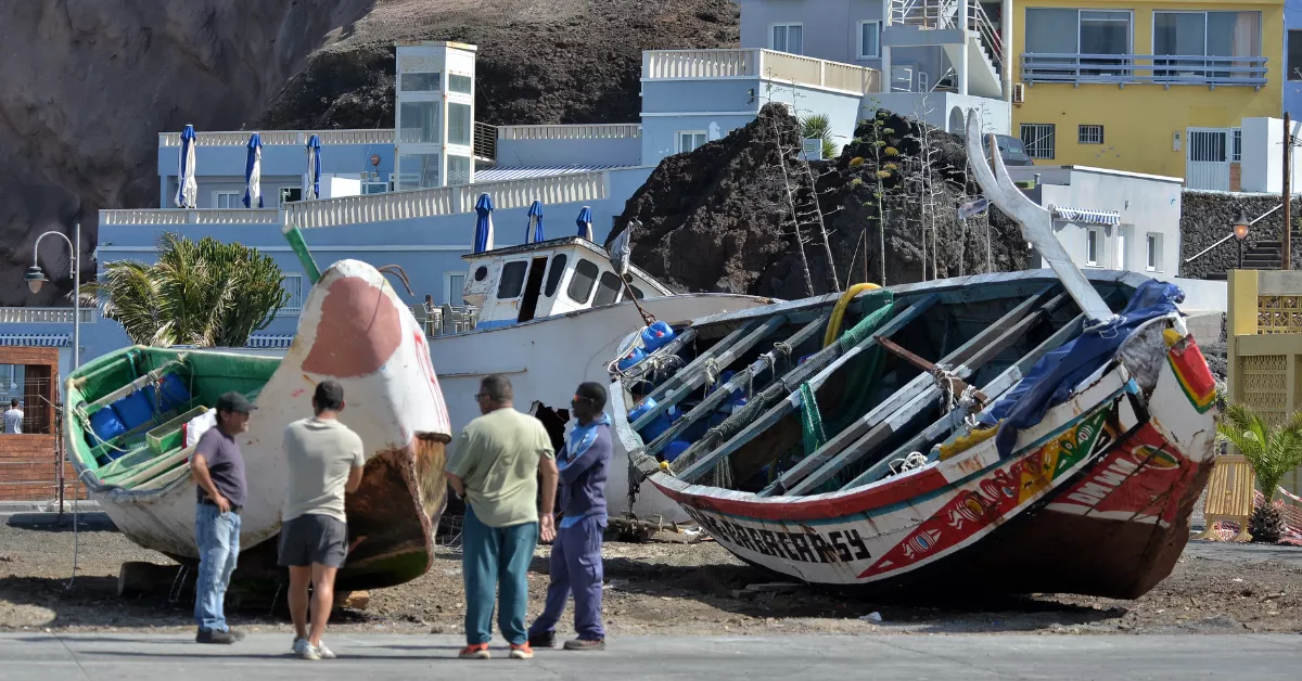 Imagen del cayuco Z, arribado a El Hierro / EFE - Gelmert Finol 