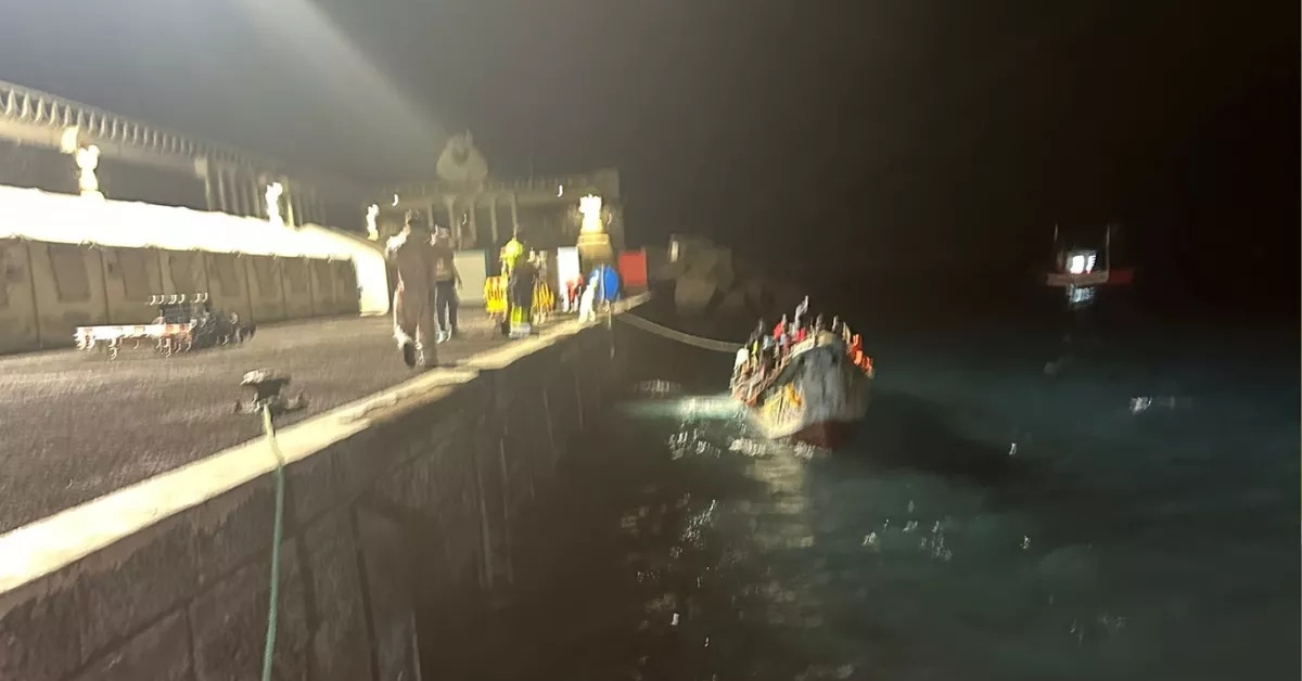 Imagen de Salvamento Marítimo en el rescate del cayuco / SALVAMENTO MARÍTIMO