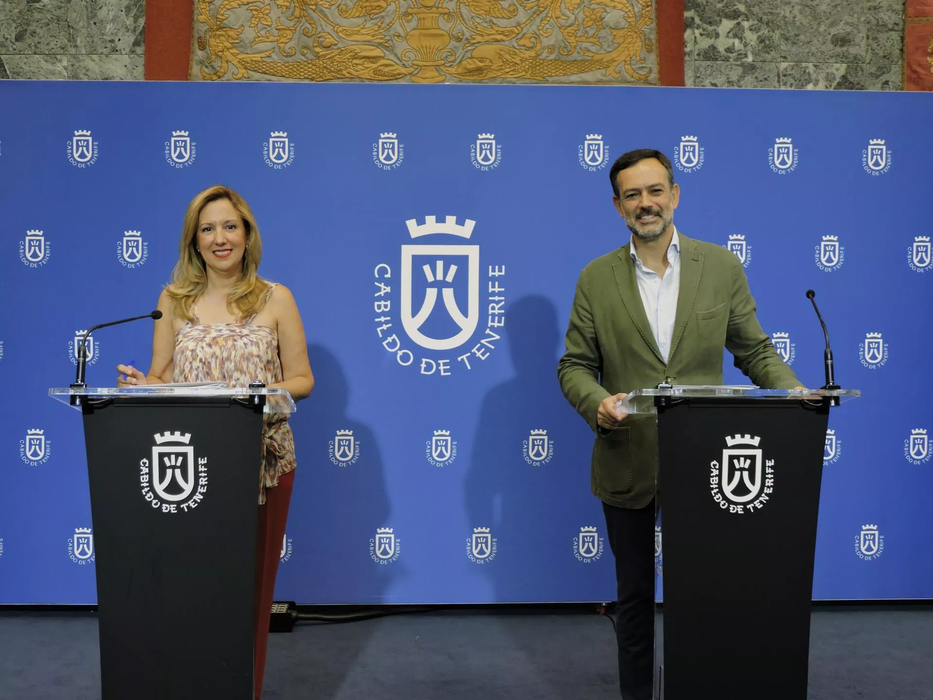 La presidenta del Cabildo de Tenerife, Rosa Dávila, y el vicepresidente, Lope Afonso./ EFE - CARLA DOMÍNGUEZ