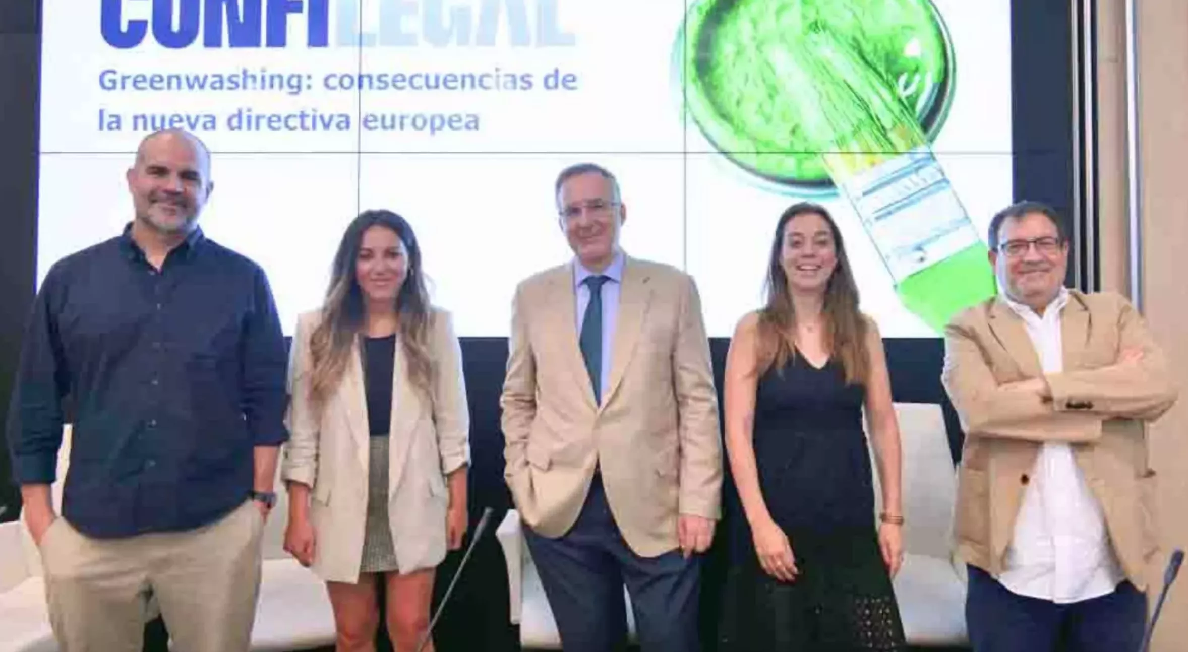 Nico Ordozgoiti (21gramos y Creatives for the future), Marta Montojo (EFE Verde), Carlos Berbell (Confilegal), Leonie Timmers (Herbert Smith Freehills) y Alejandro Tercero (Consumidor Global), en el debate sobre greenwashing / CONFILEGAL