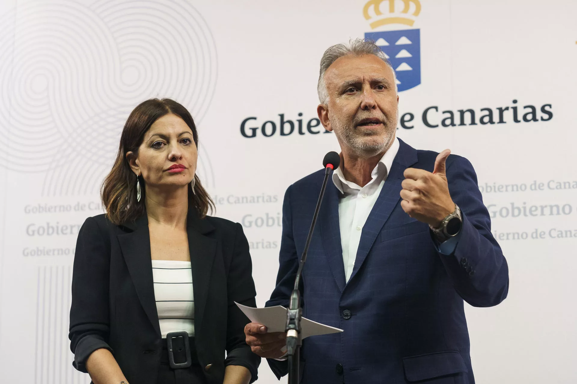  El ministro de Política Territorial y Memoria Democrática, Ángel Víctor Torres y la ministra de Juventud e Infancia, Sira Rego, tras la Conferencia Sectorial de Infancia para el reparto de menores./ EFE